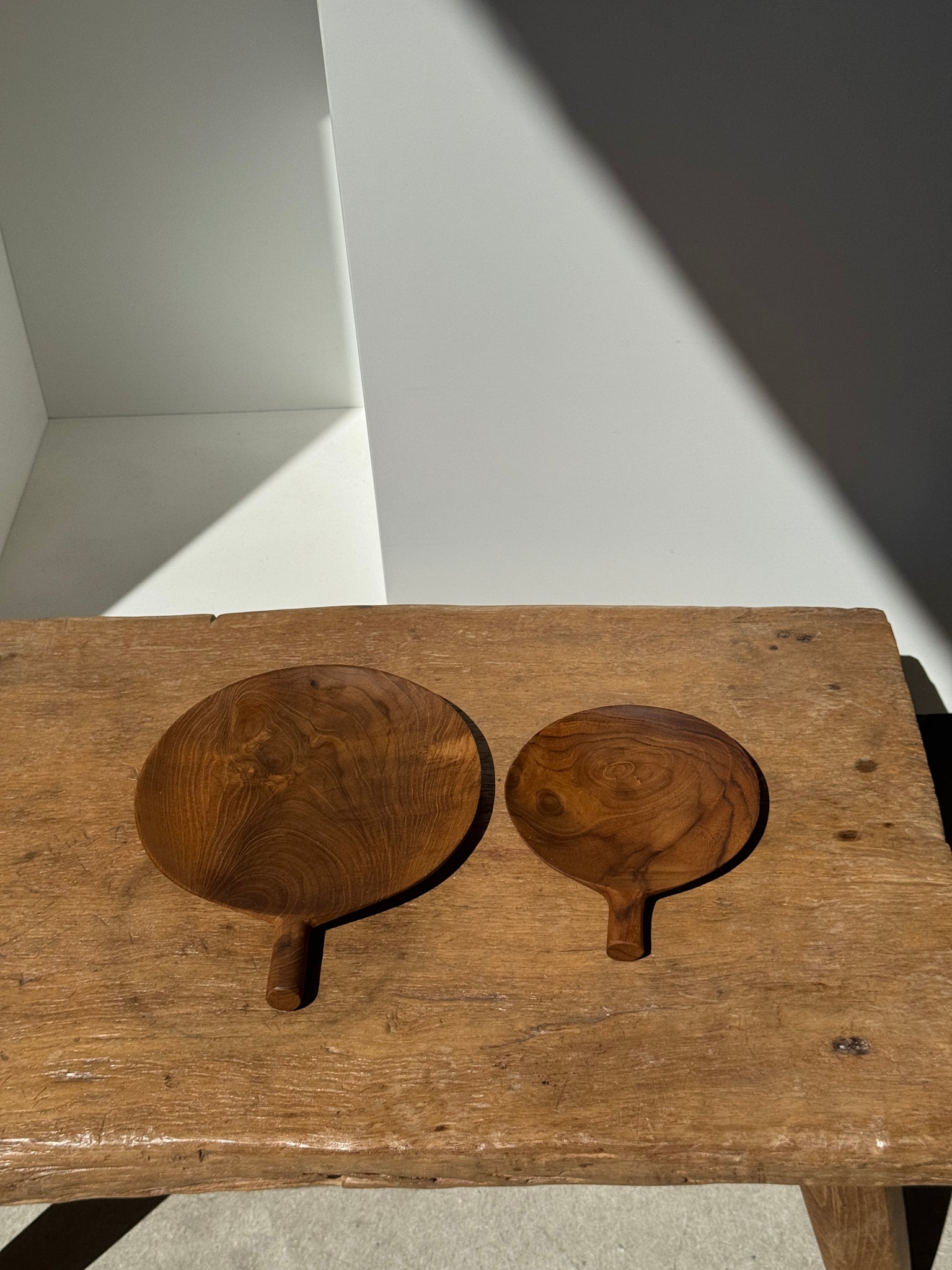 Lot de 2 petits plats à anse circulaires en teck indonésien