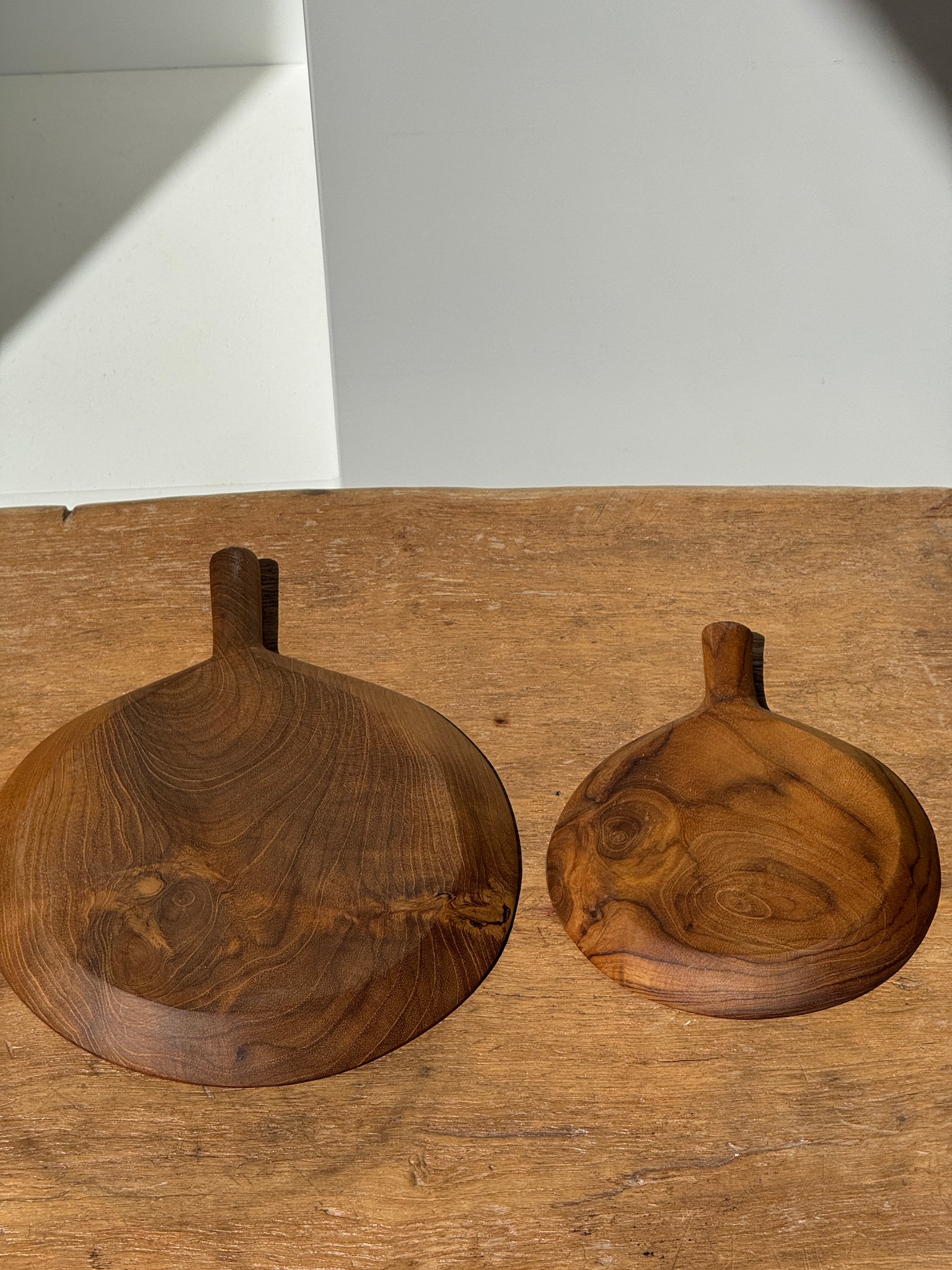 Lot de 2 petits plats à anse circulaires en teck indonésien