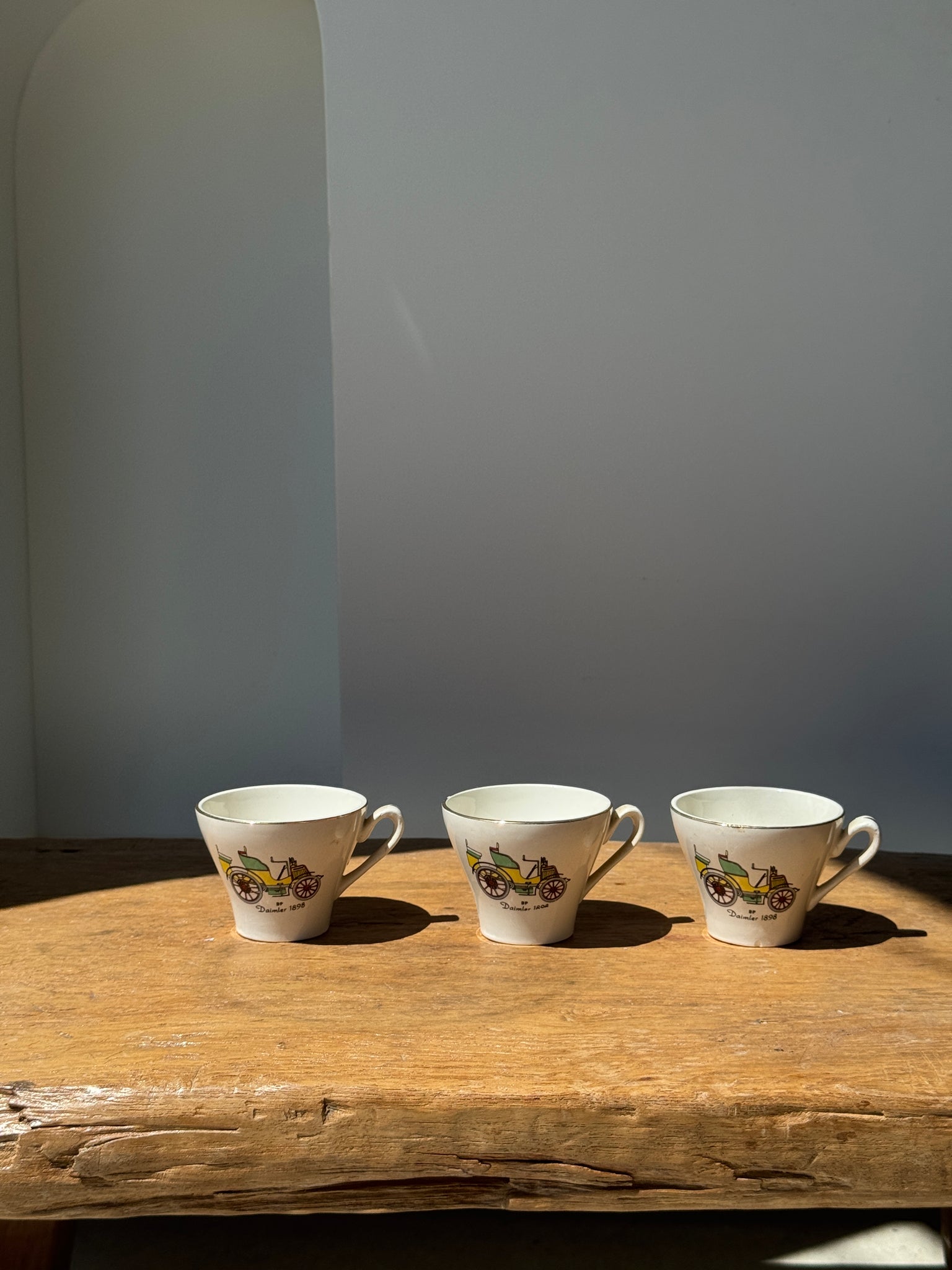 Lot de 3 tasses à café à motif de voitures anciennes