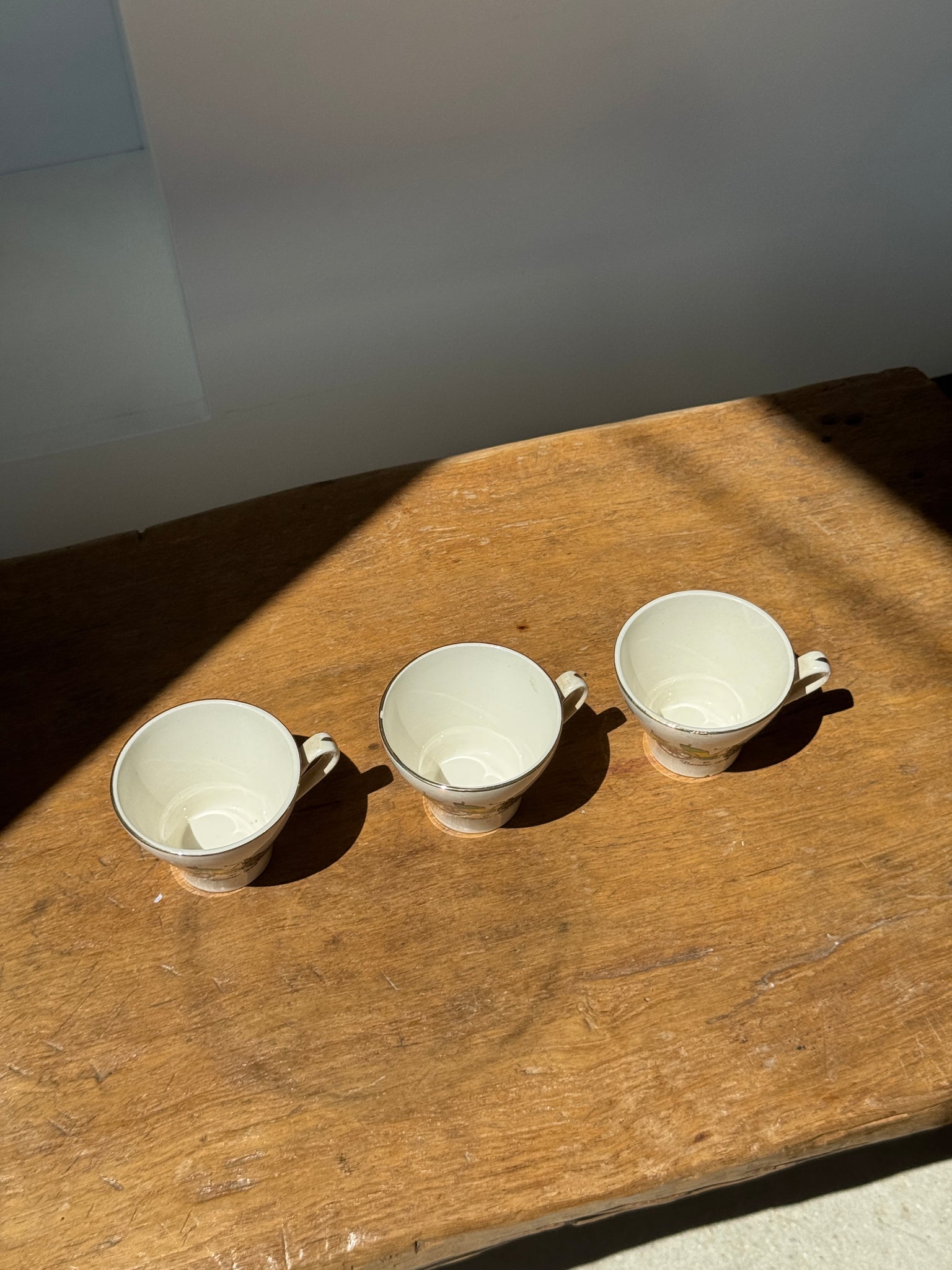 Lot de 3 tasses à café à motif de voitures anciennes