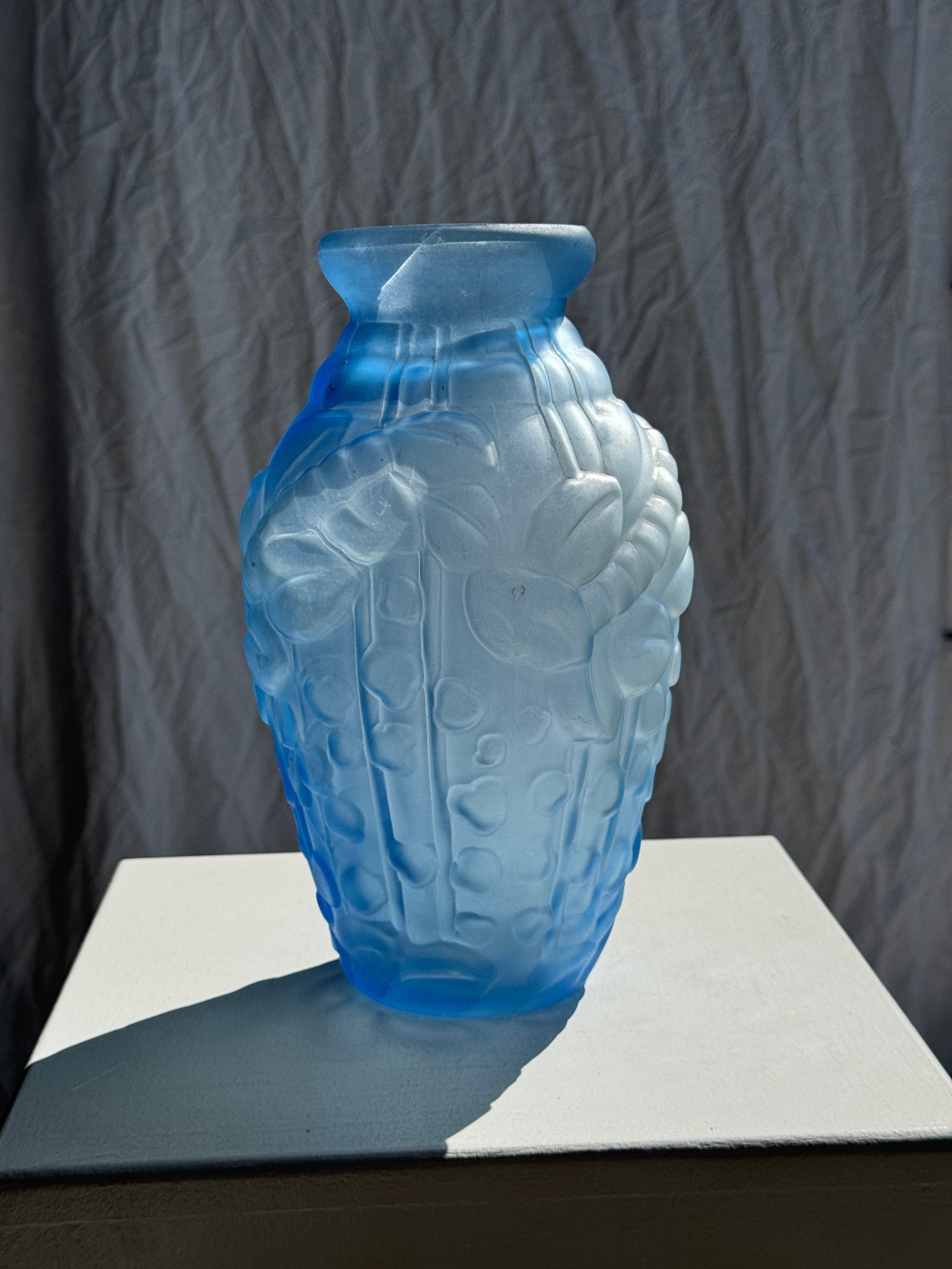 Vase vintage art déco en  verre bleu H27