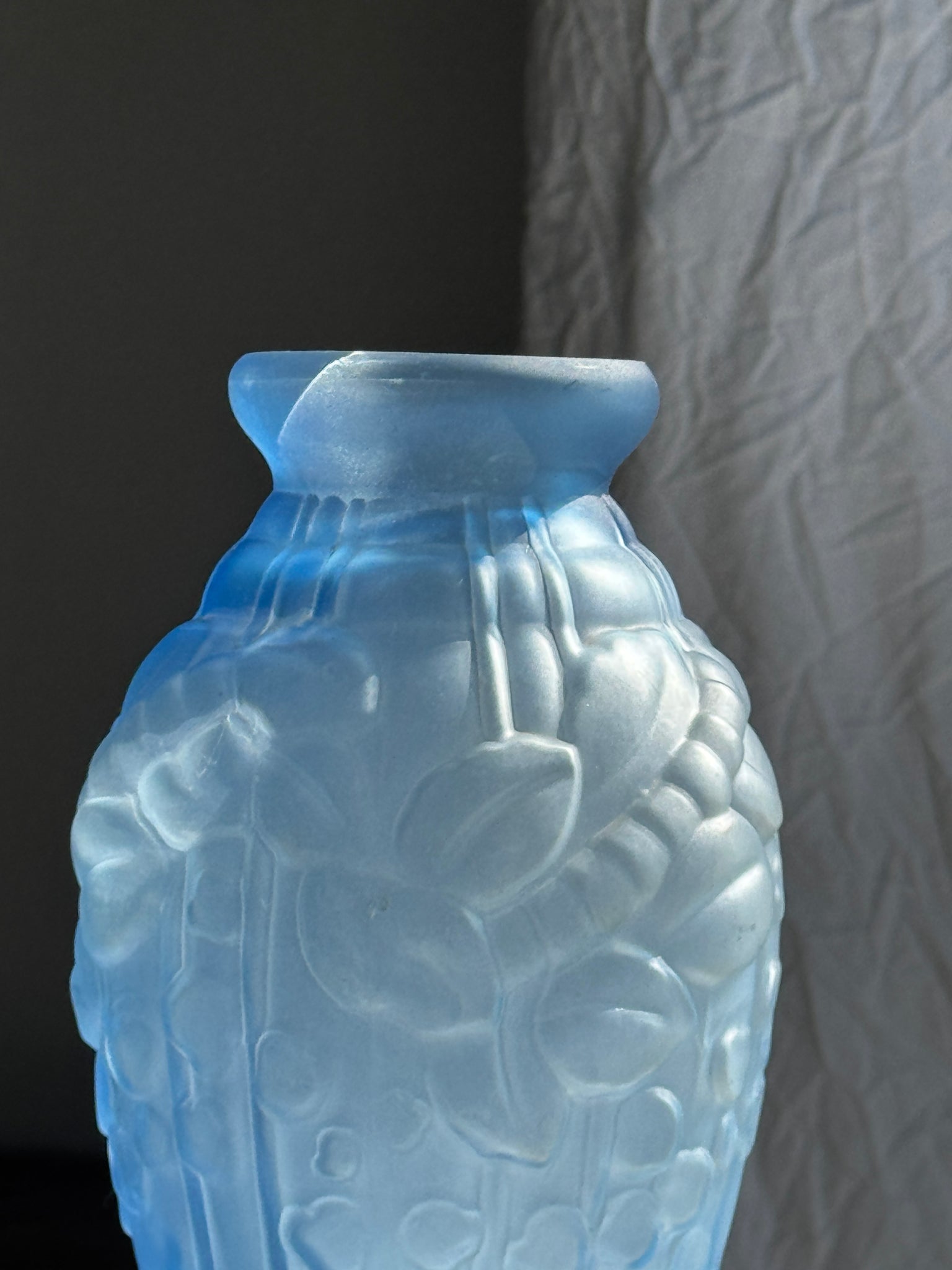 Vase vintage art déco en  verre bleu H27
