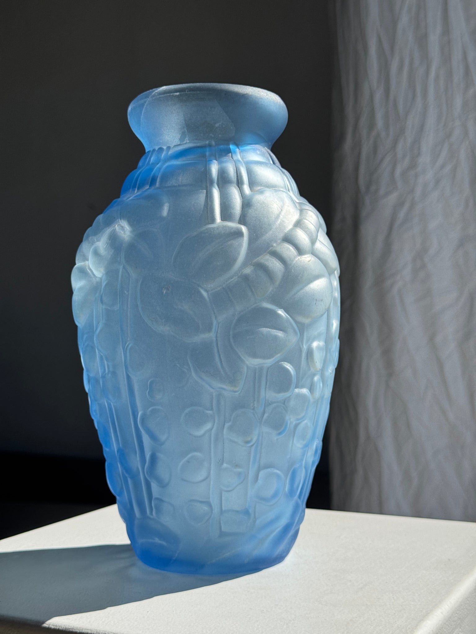 Vase vintage art déco en  verre bleu H27