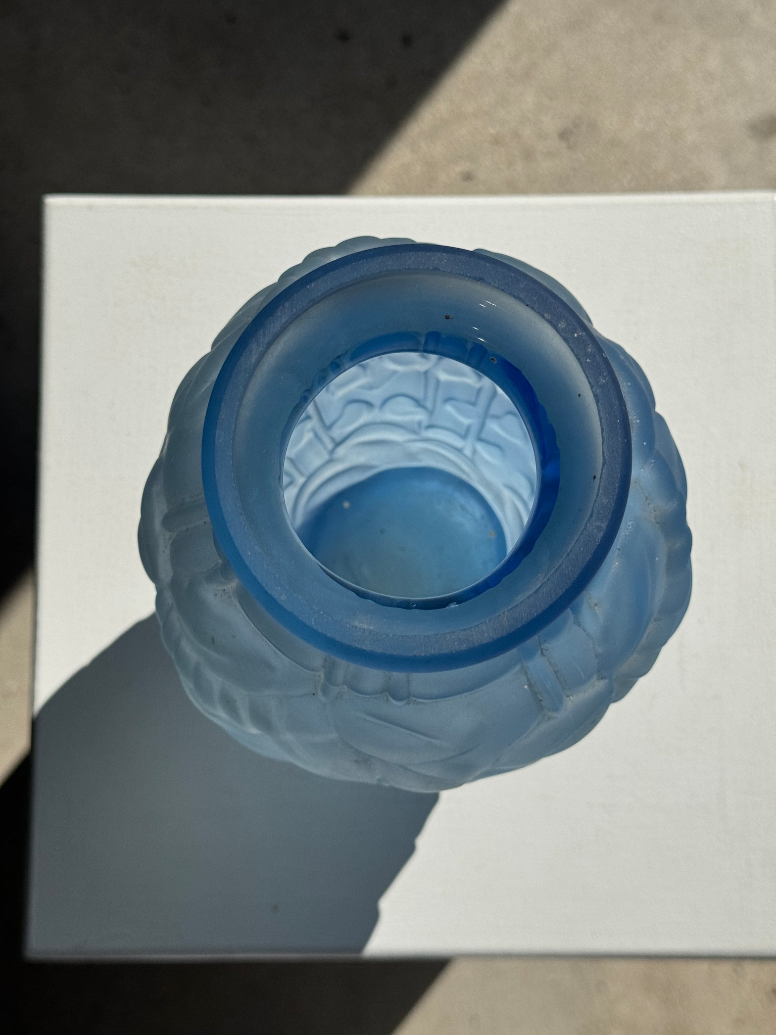 Vase vintage art déco en  verre bleu H27