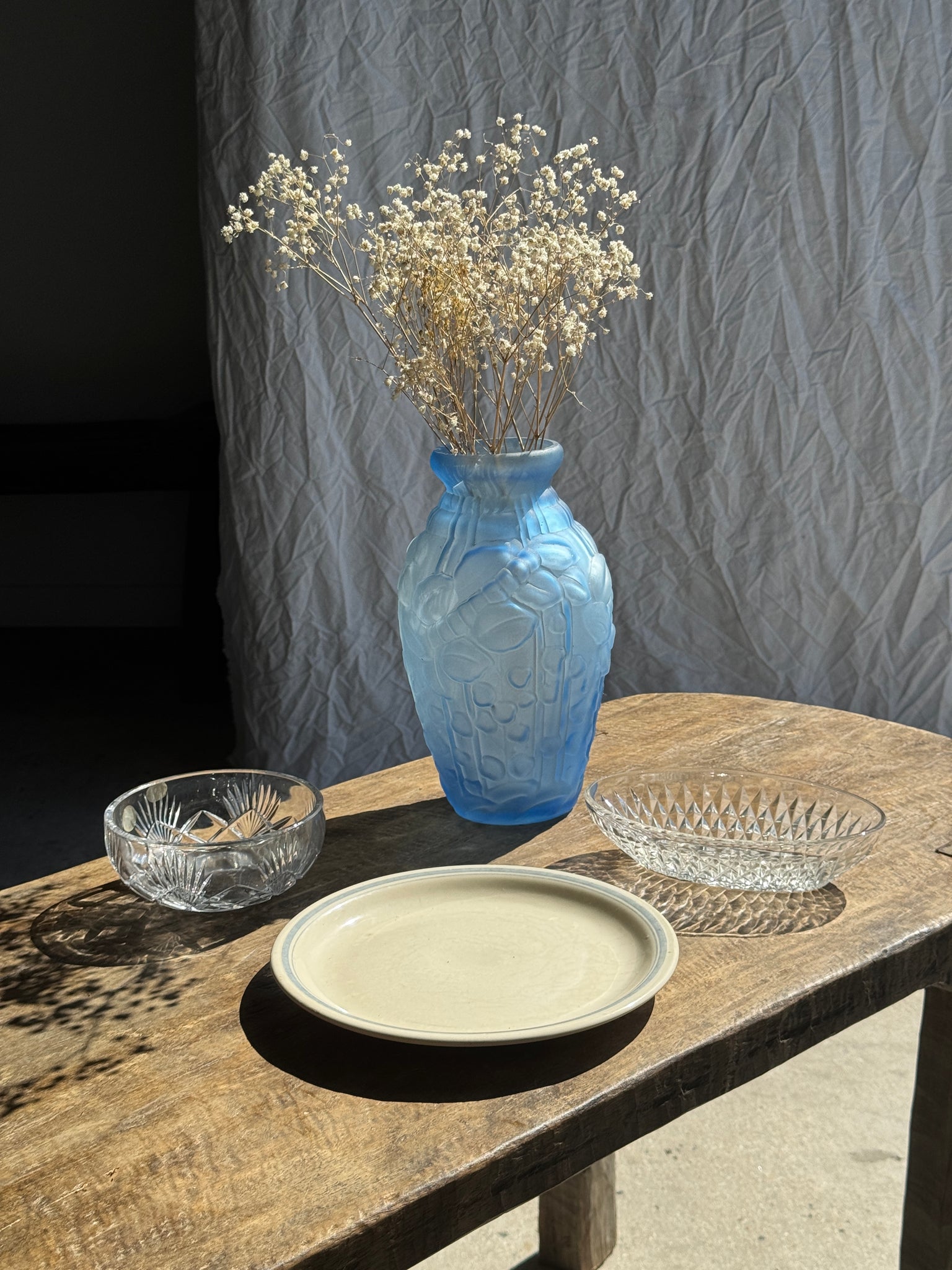 Vase vintage art déco en  verre bleu H27