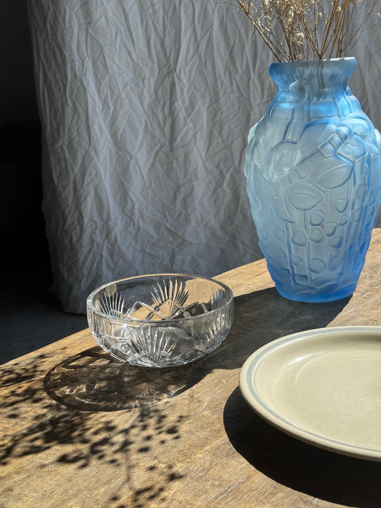 Vase vintage art déco en  verre bleu H27