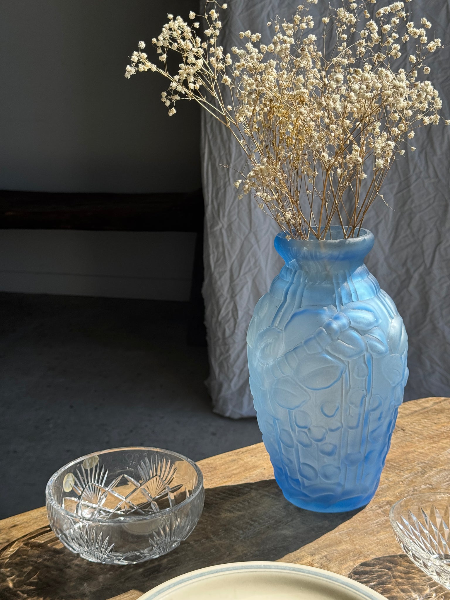 Vase vintage art déco en  verre bleu H27