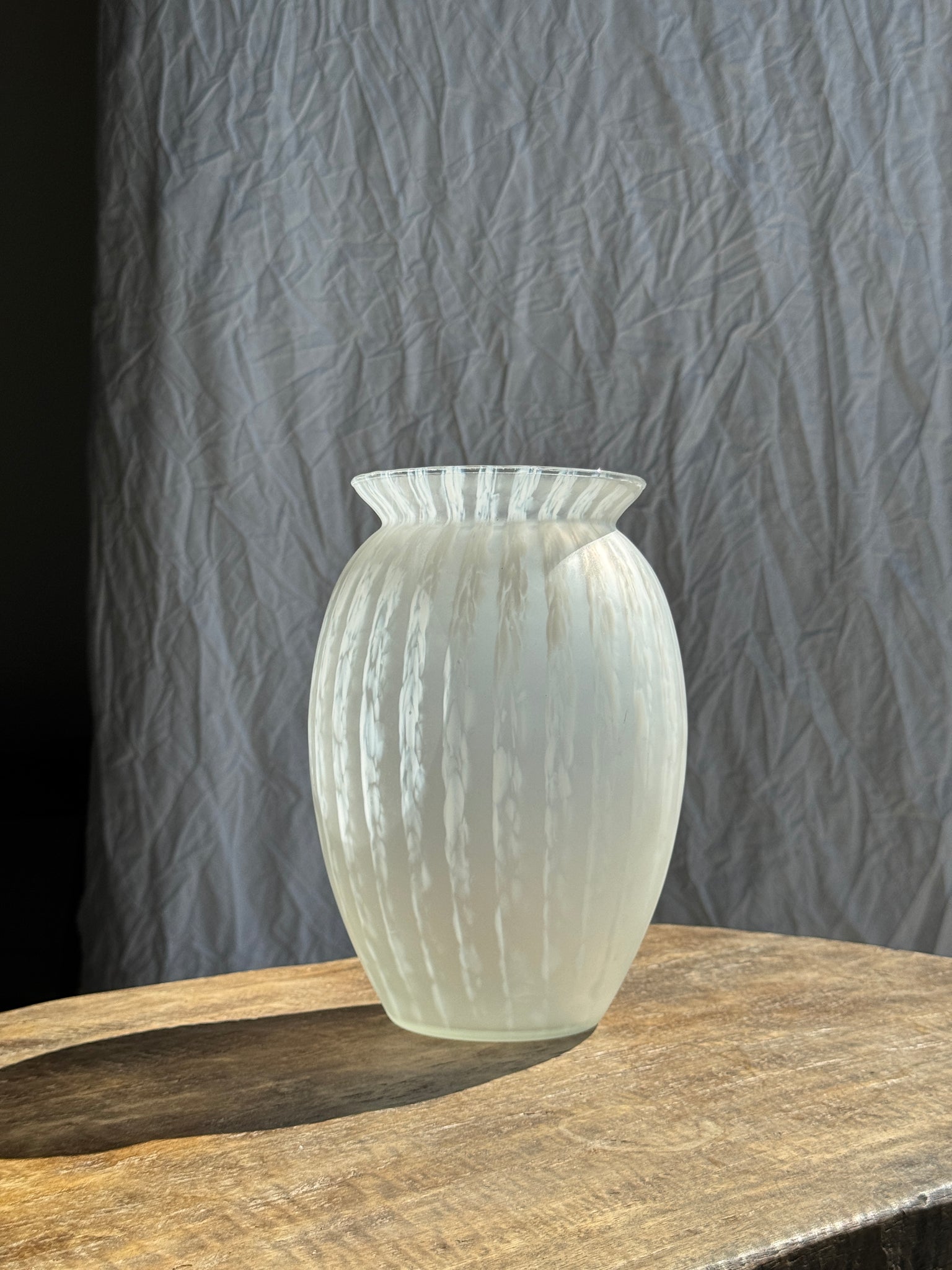 Vase vintage blanc en pâte de verre H25