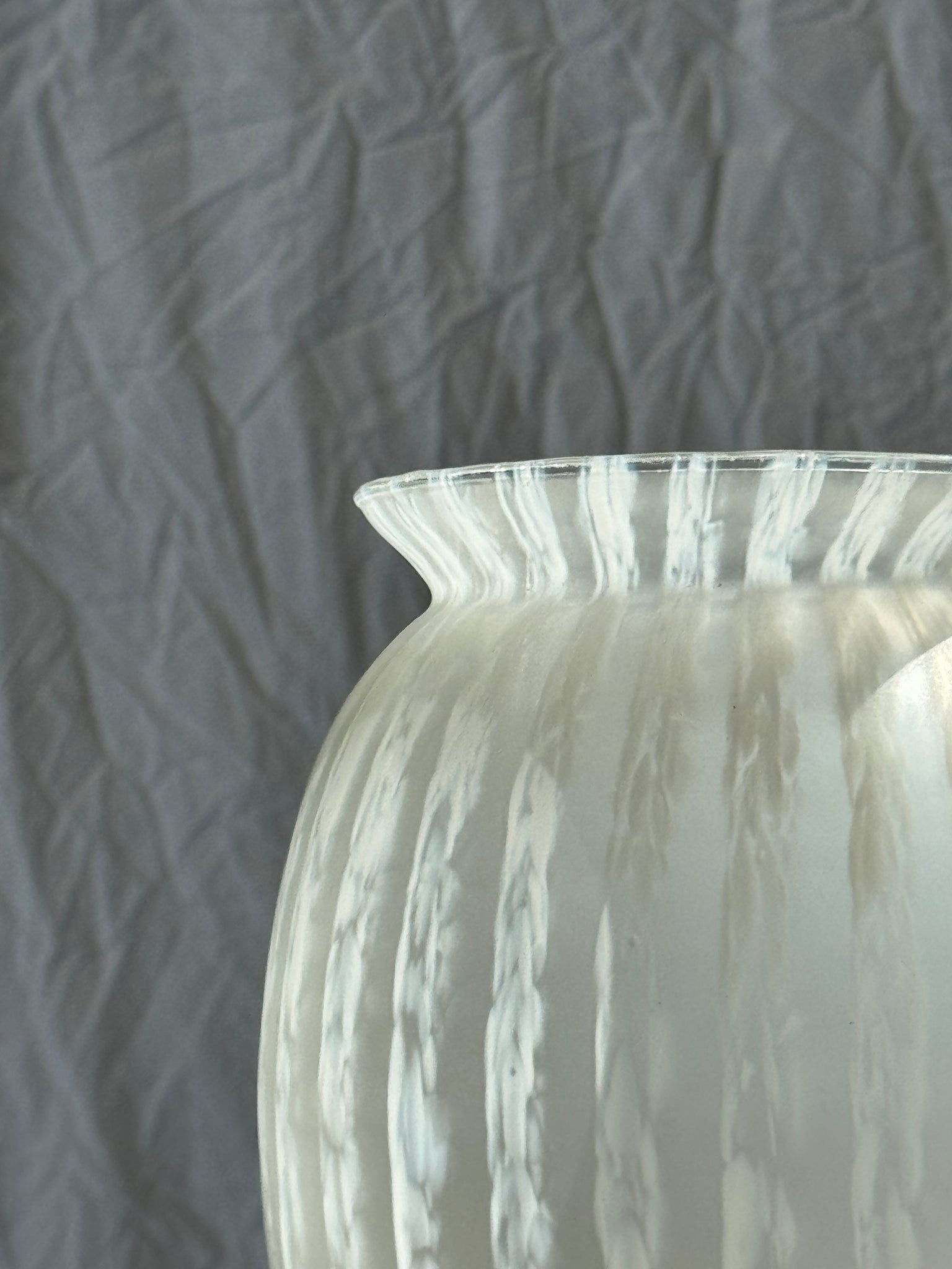 Vase vintage blanc en pâte de verre H25