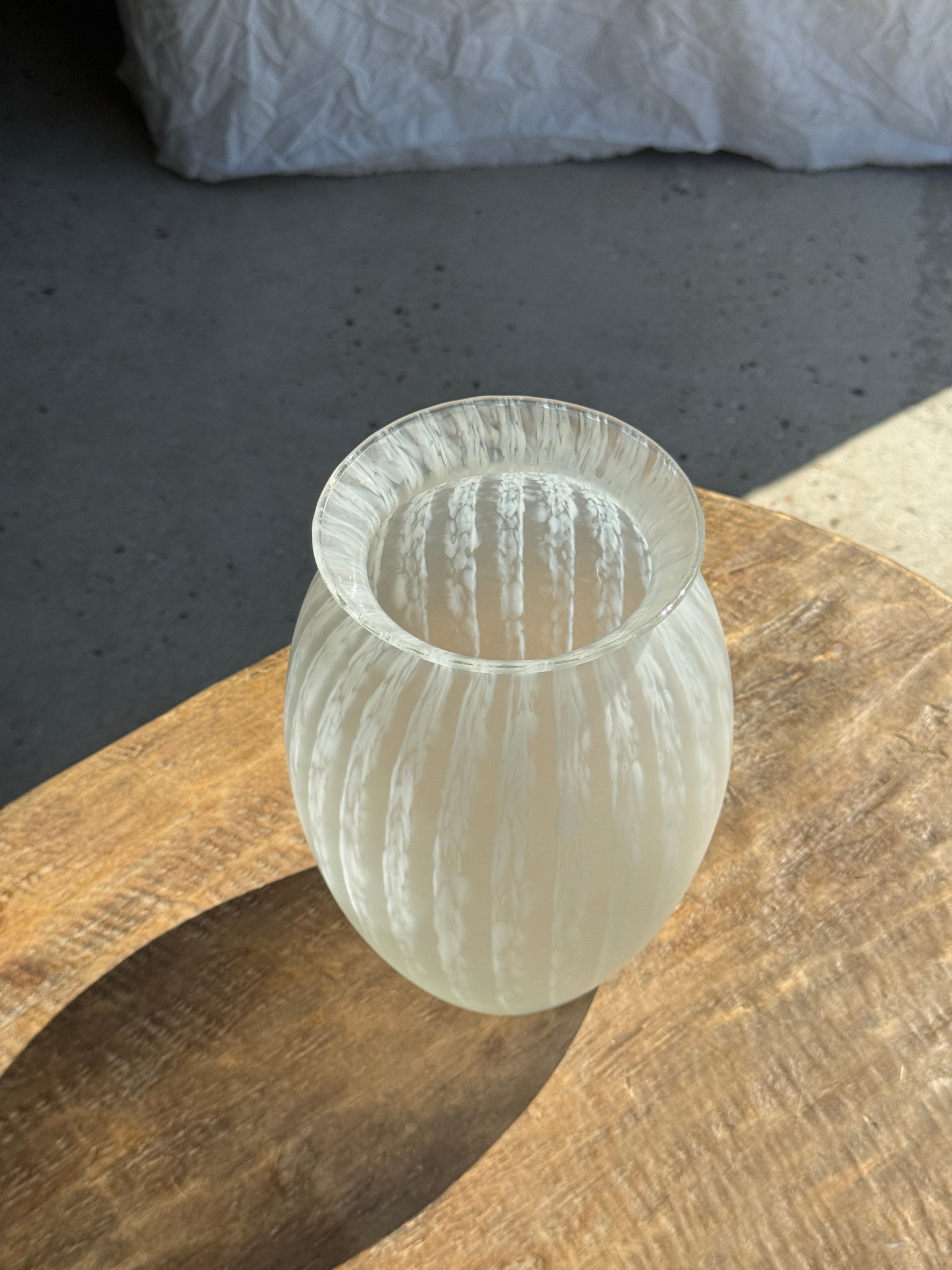 Vase vintage blanc en pâte de verre H25