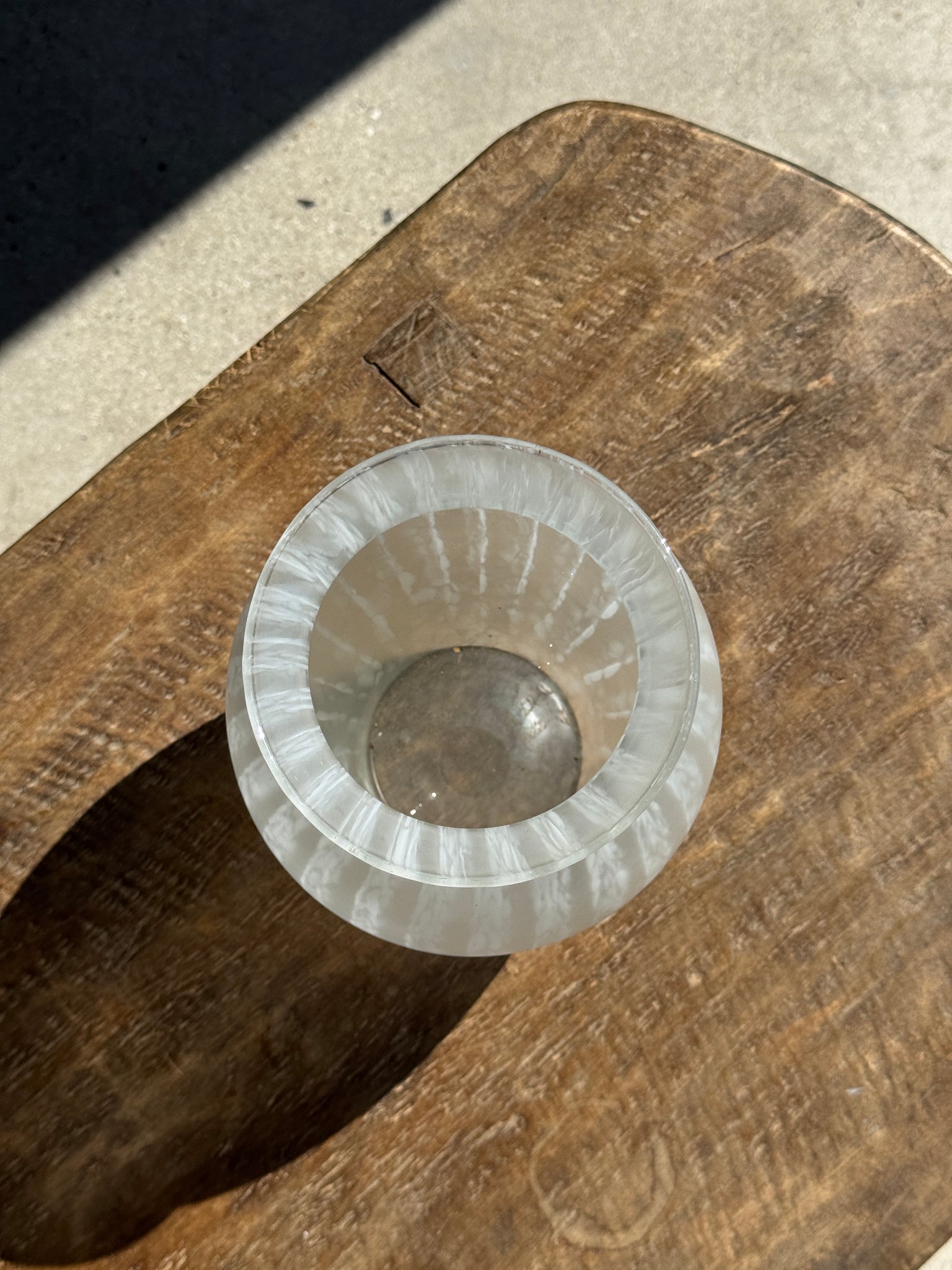 Vase vintage blanc en pâte de verre H25