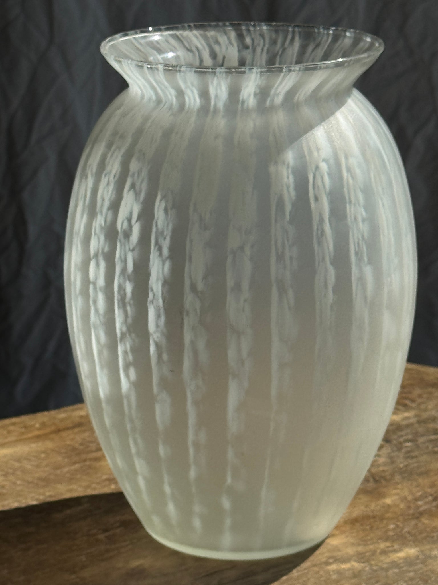Vase vintage blanc en pâte de verre H25
