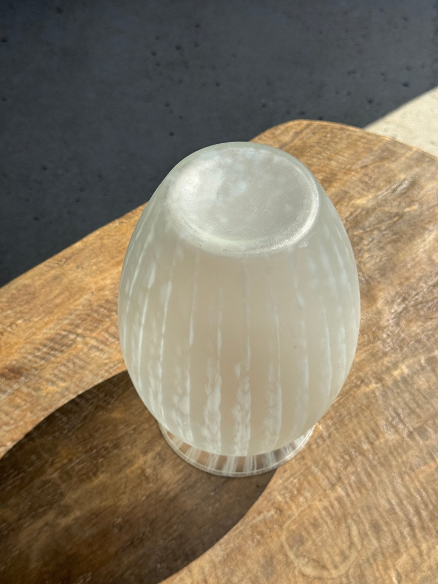 Vase vintage blanc en pâte de verre H25
