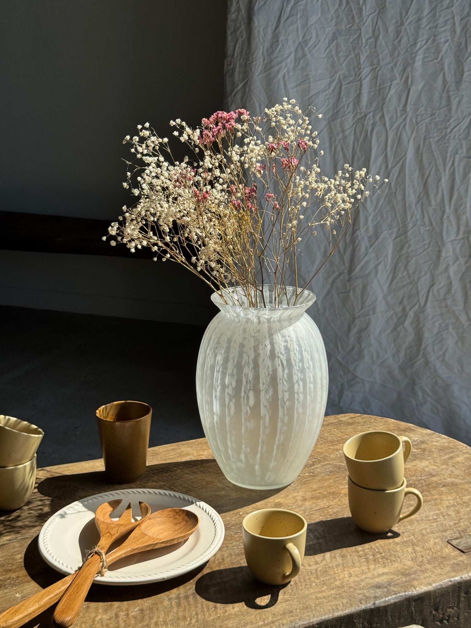 Vase vintage blanc en pâte de verre H25