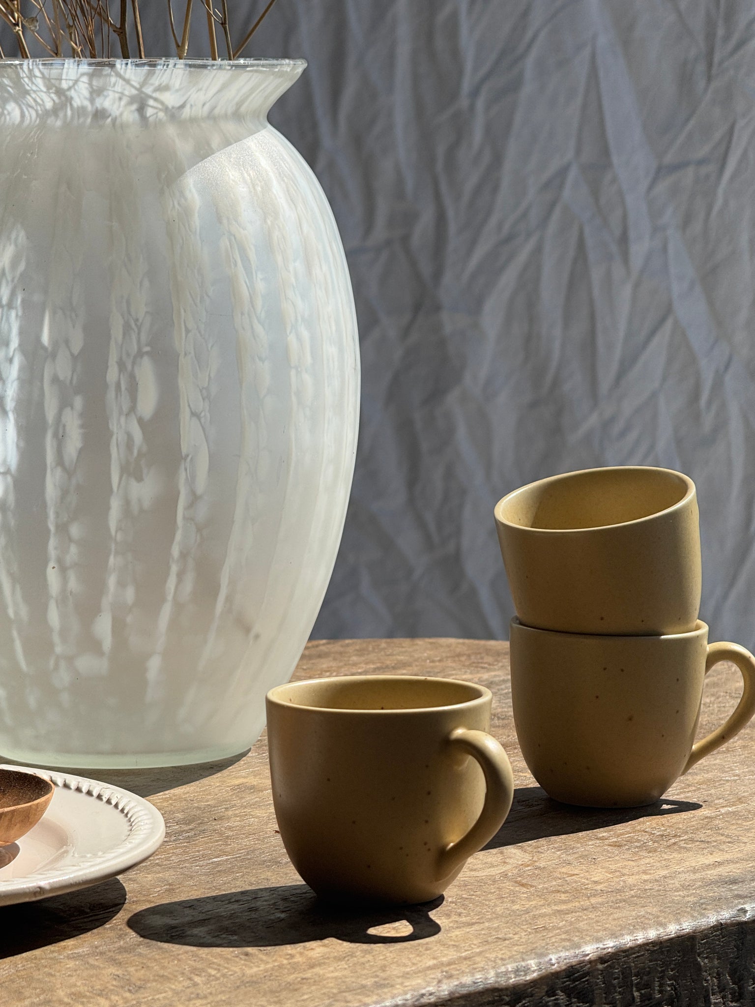 Vase vintage blanc en pâte de verre H25