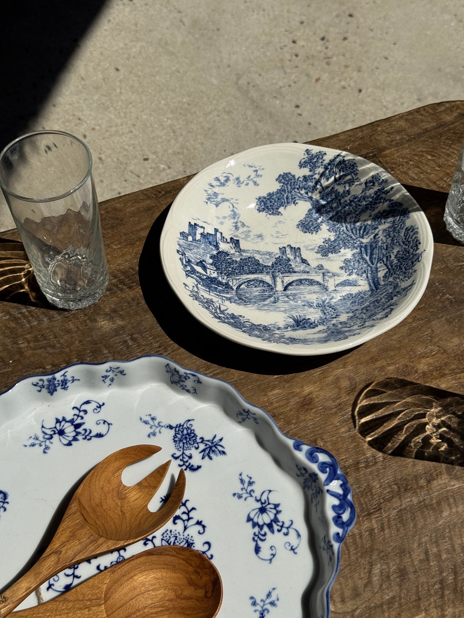 Petite assiette creuse faïence de Gien à motif de paysage bleu D21,5