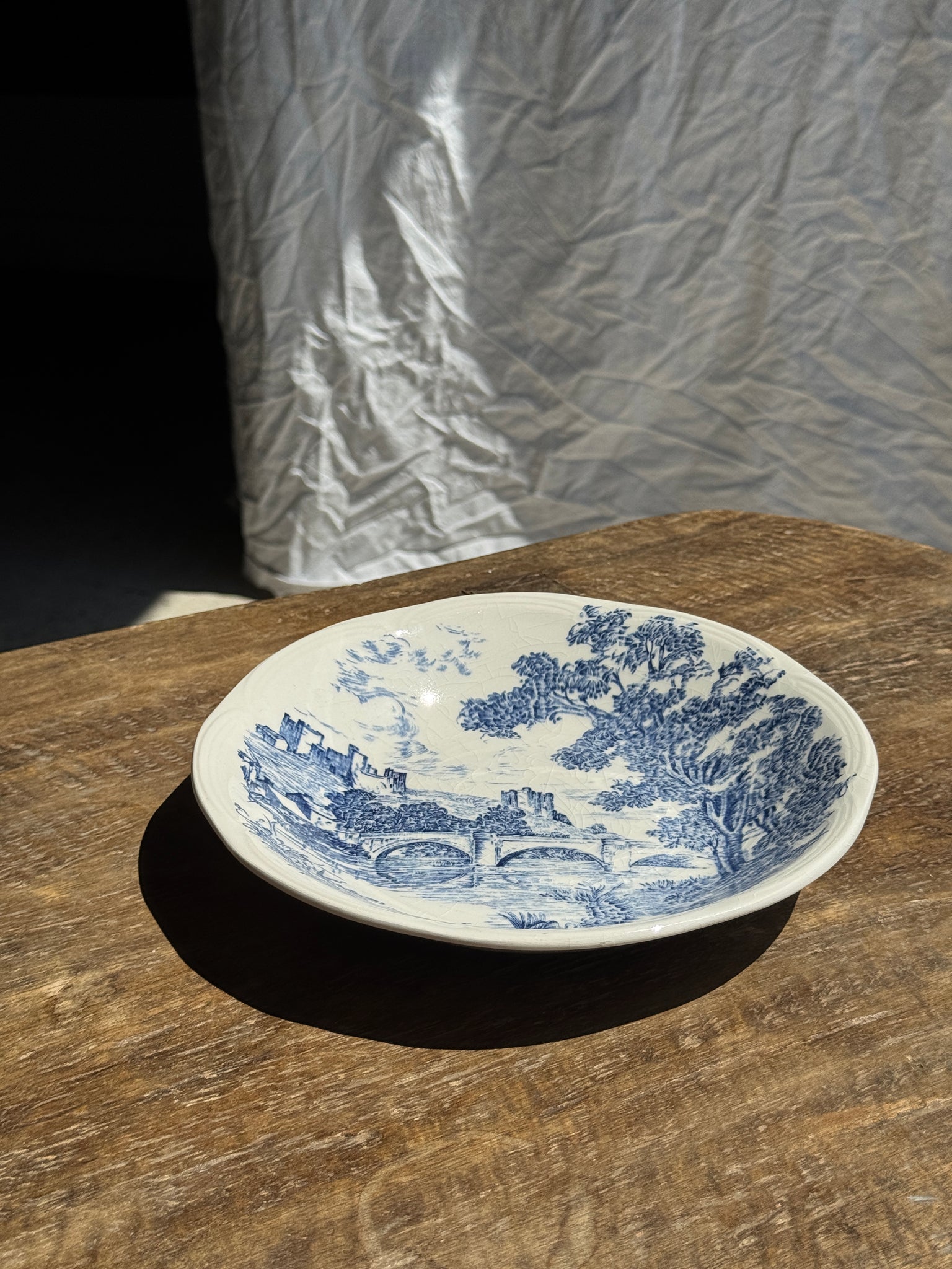 Petite assiette creuse faïence de Gien à motif de paysage bleu D21,5
