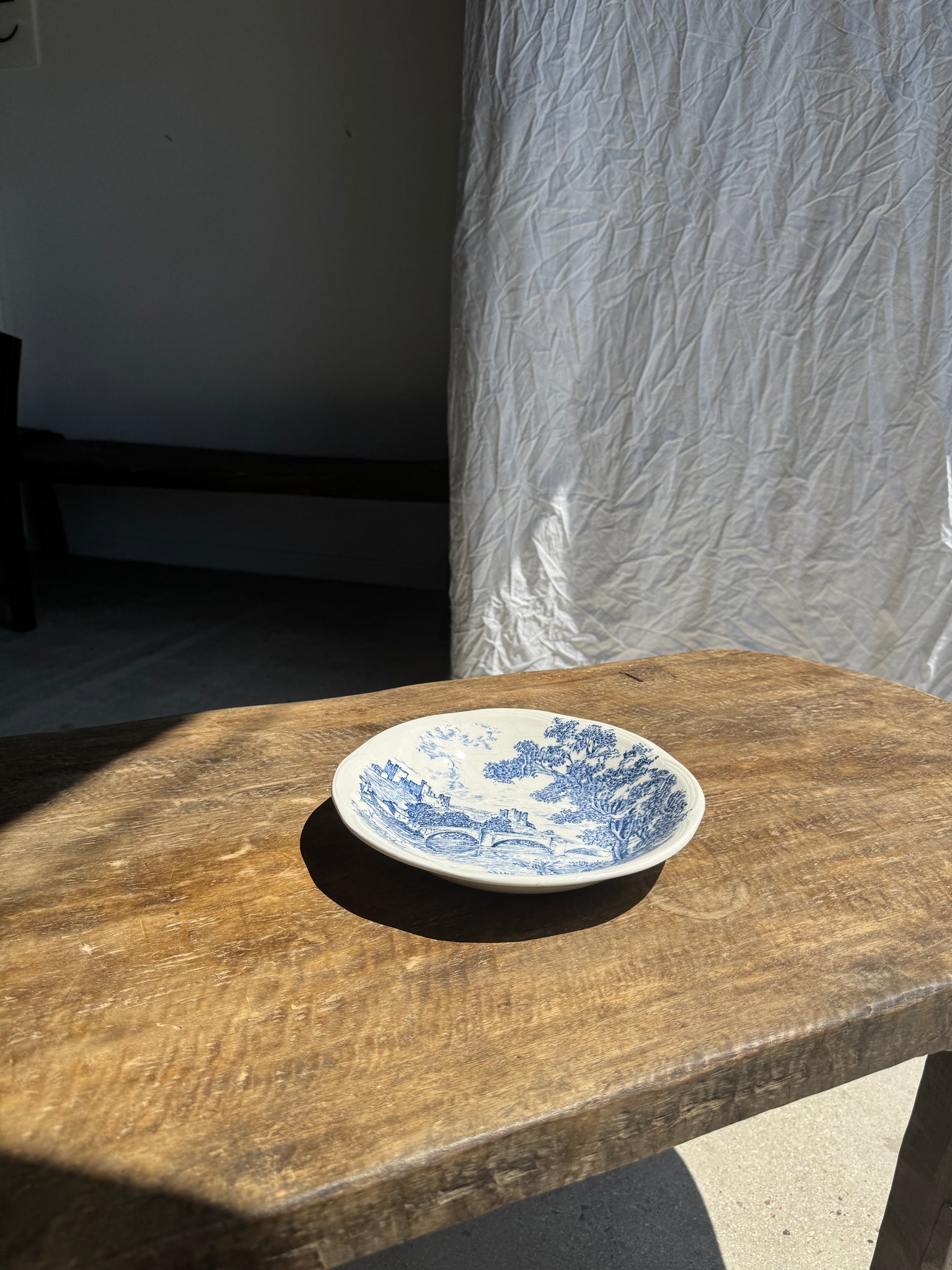 Petite assiette creuse faïence de Gien à motif de paysage bleu D21,5