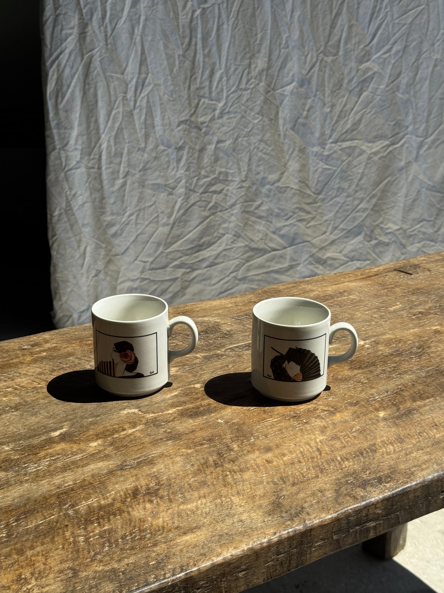 Paire de mugs à motifs de femmes stylisées italienne