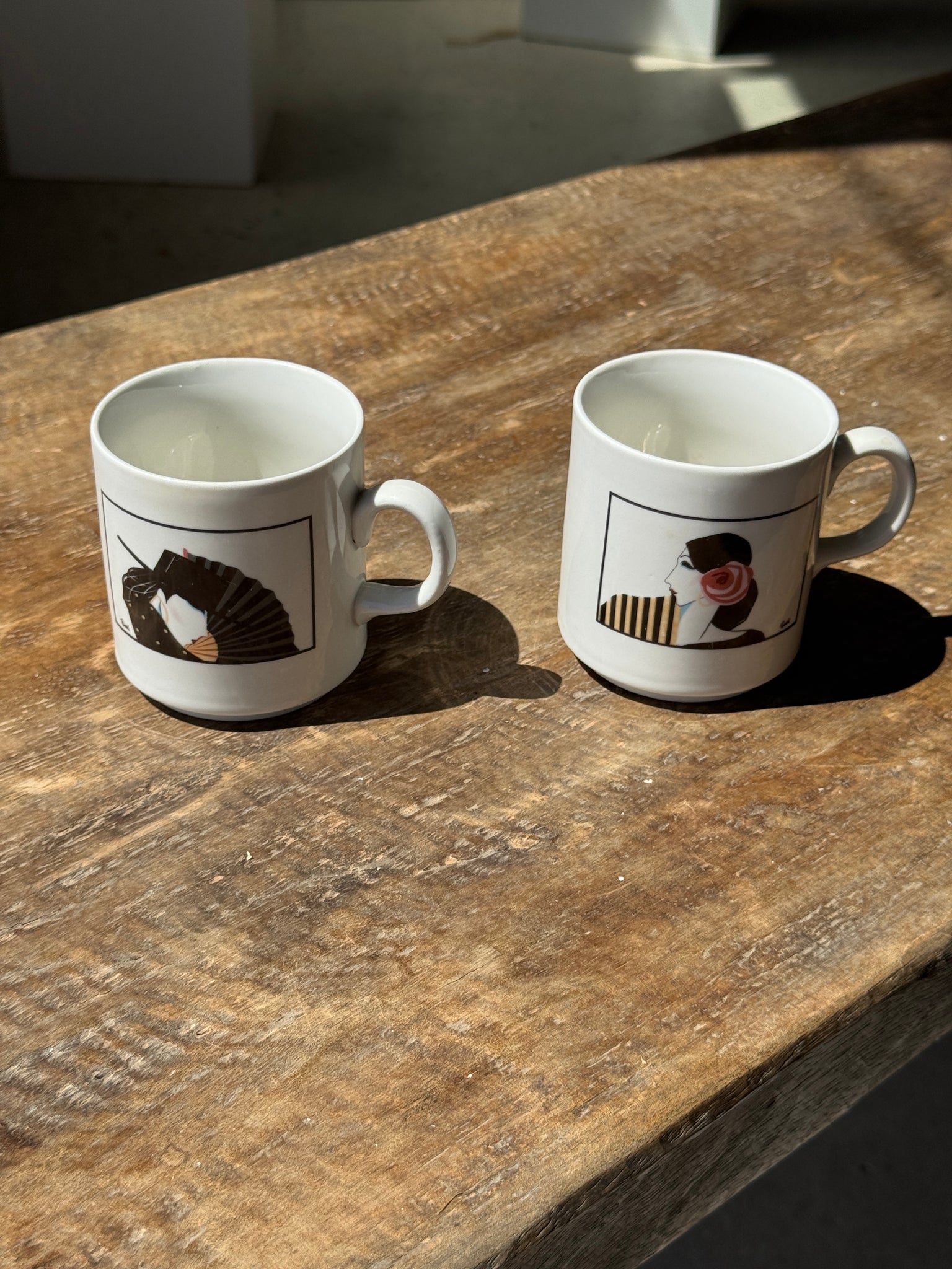 Paire de mugs à motifs de femmes stylisées italienne