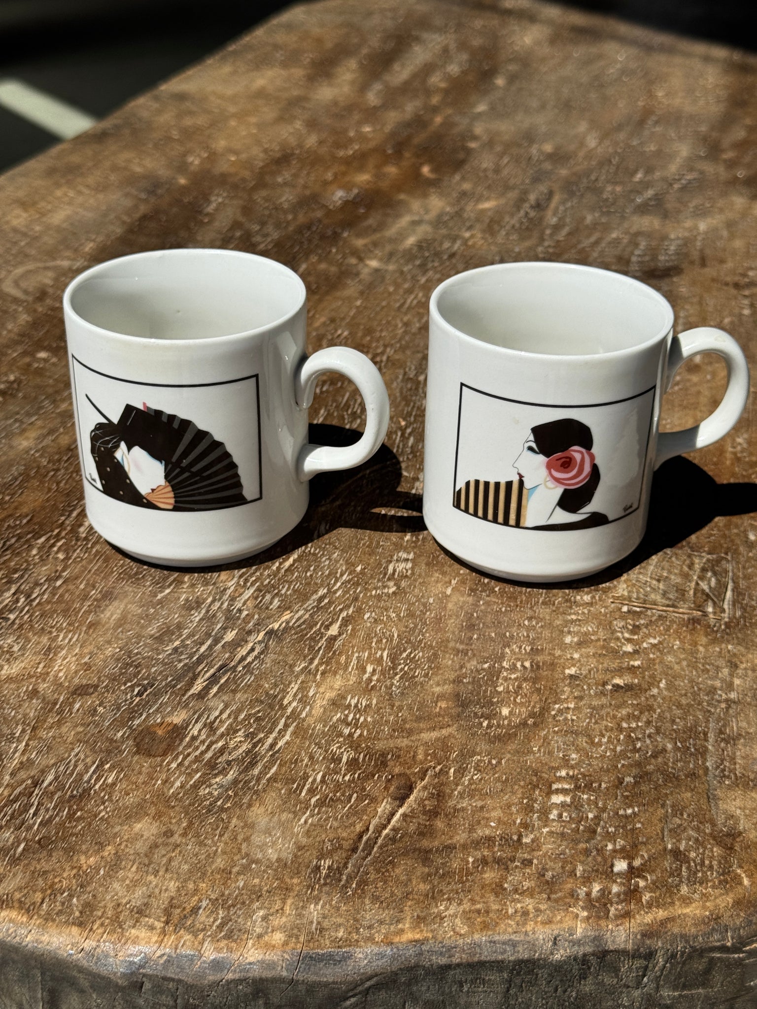Paire de mugs à motifs de femmes stylisées italienne