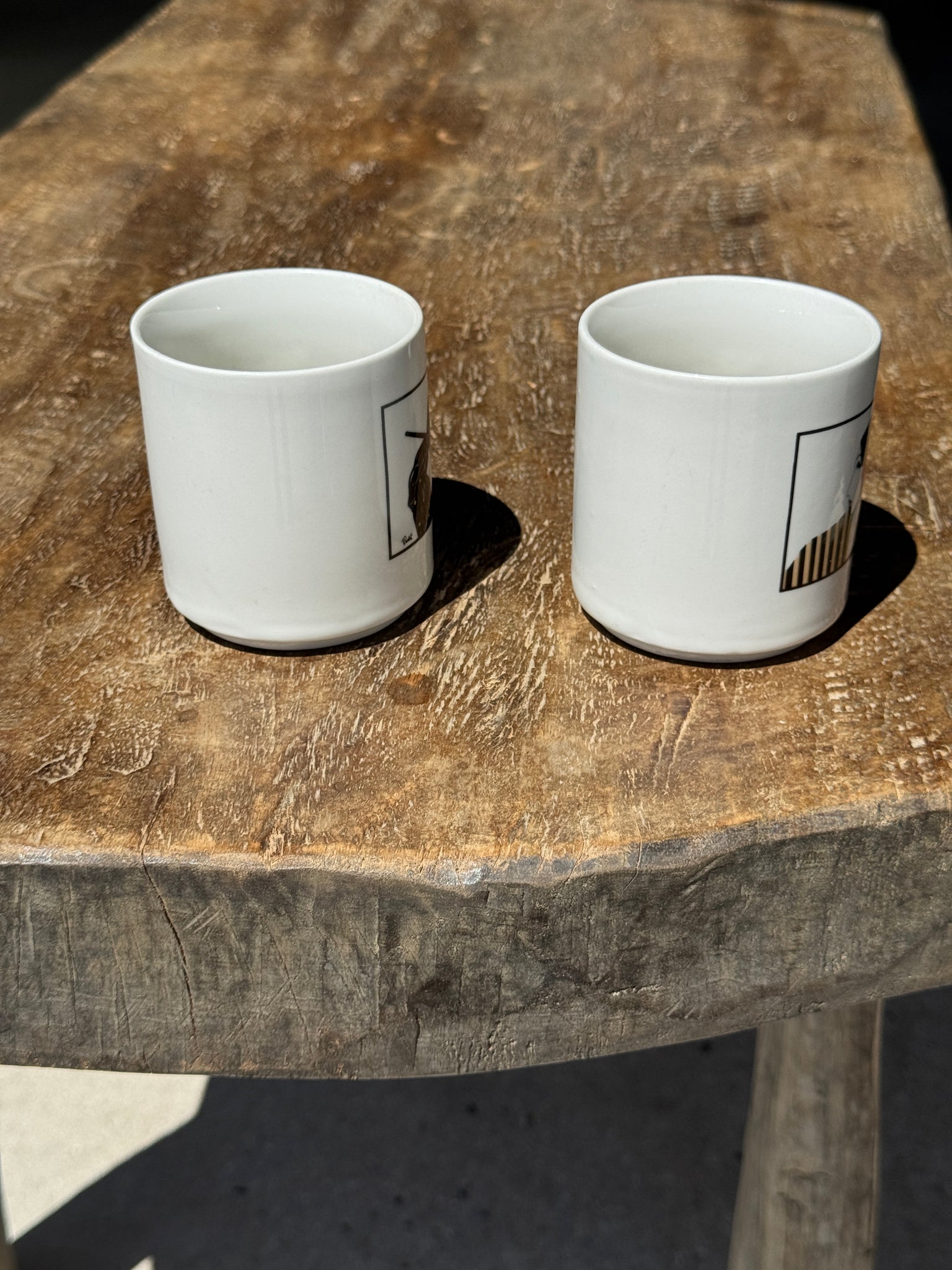 Paire de mugs à motifs de femmes stylisées italienne