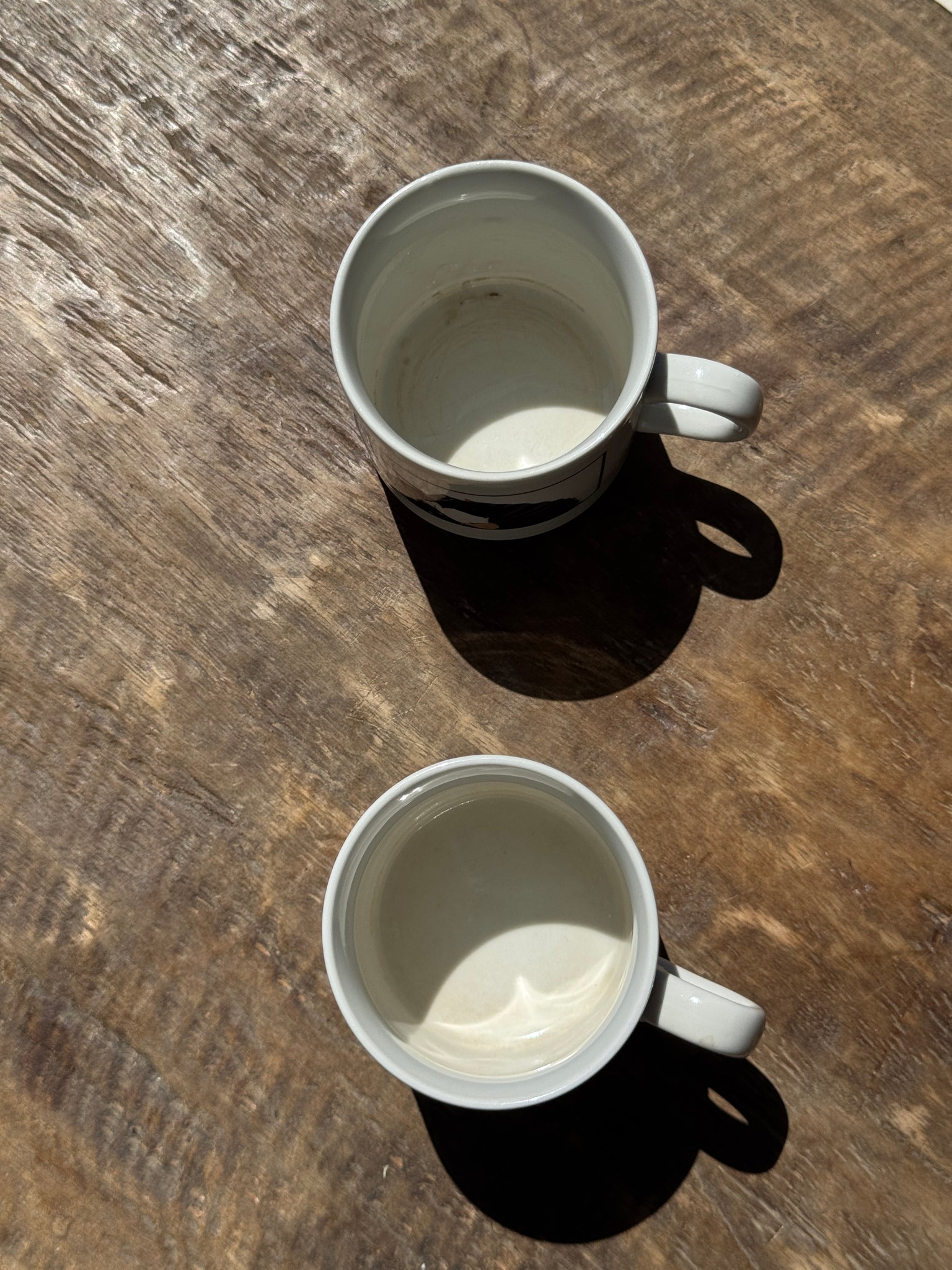 Paire de mugs à motifs de femmes stylisées italienne