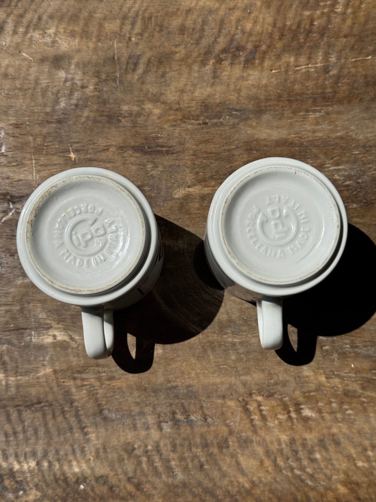 Paire de mugs à motifs de femmes stylisées italienne