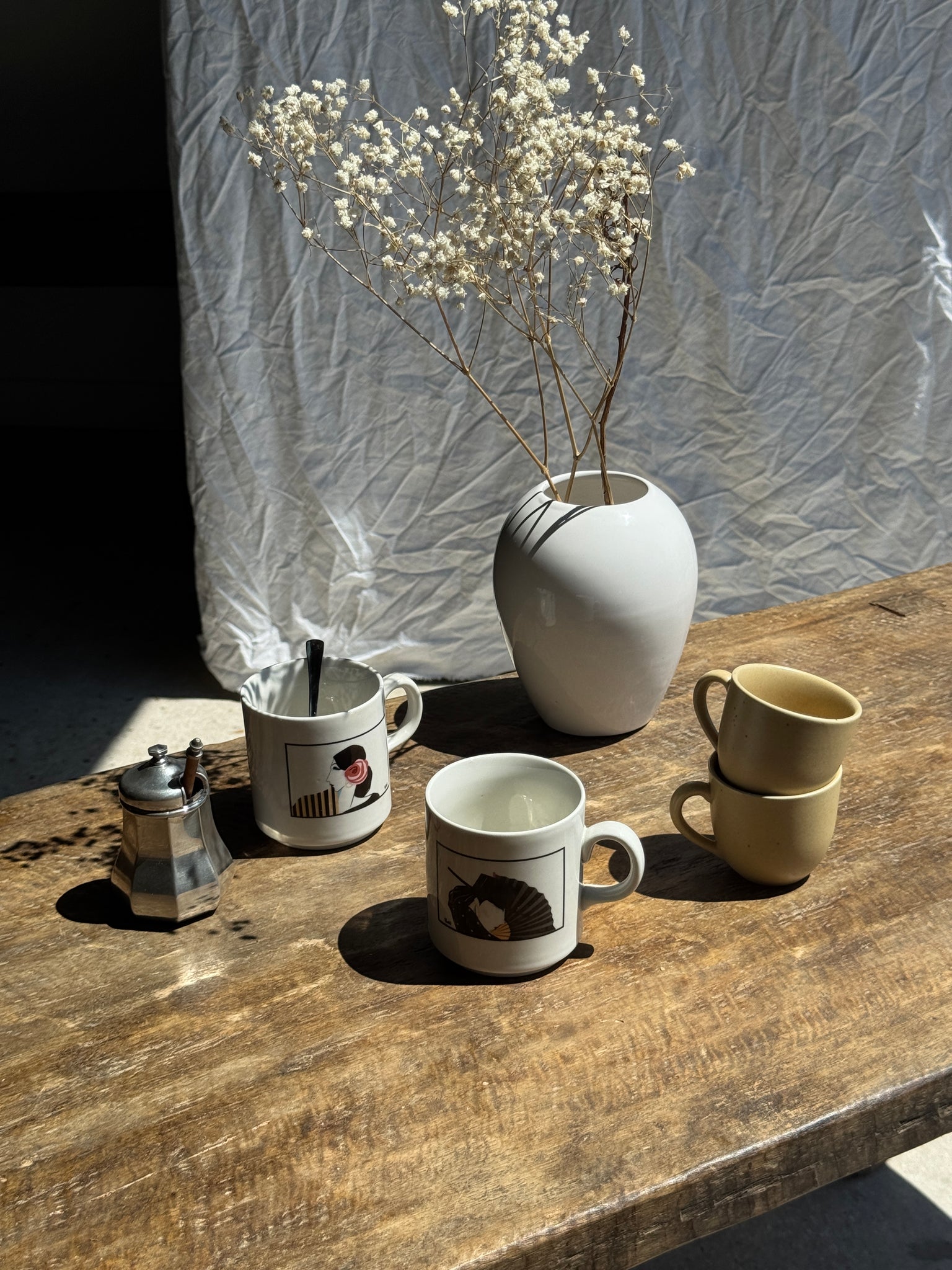 Paire de mugs à motifs de femmes stylisées italienne