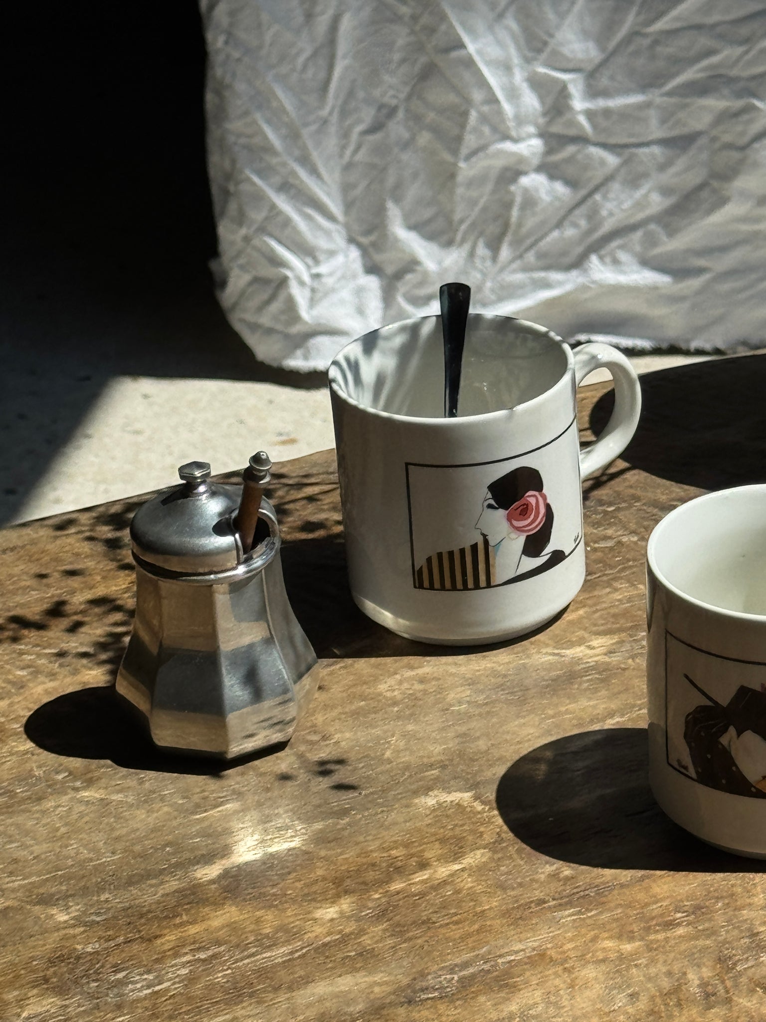 Paire de mugs à motifs de femmes stylisées italienne