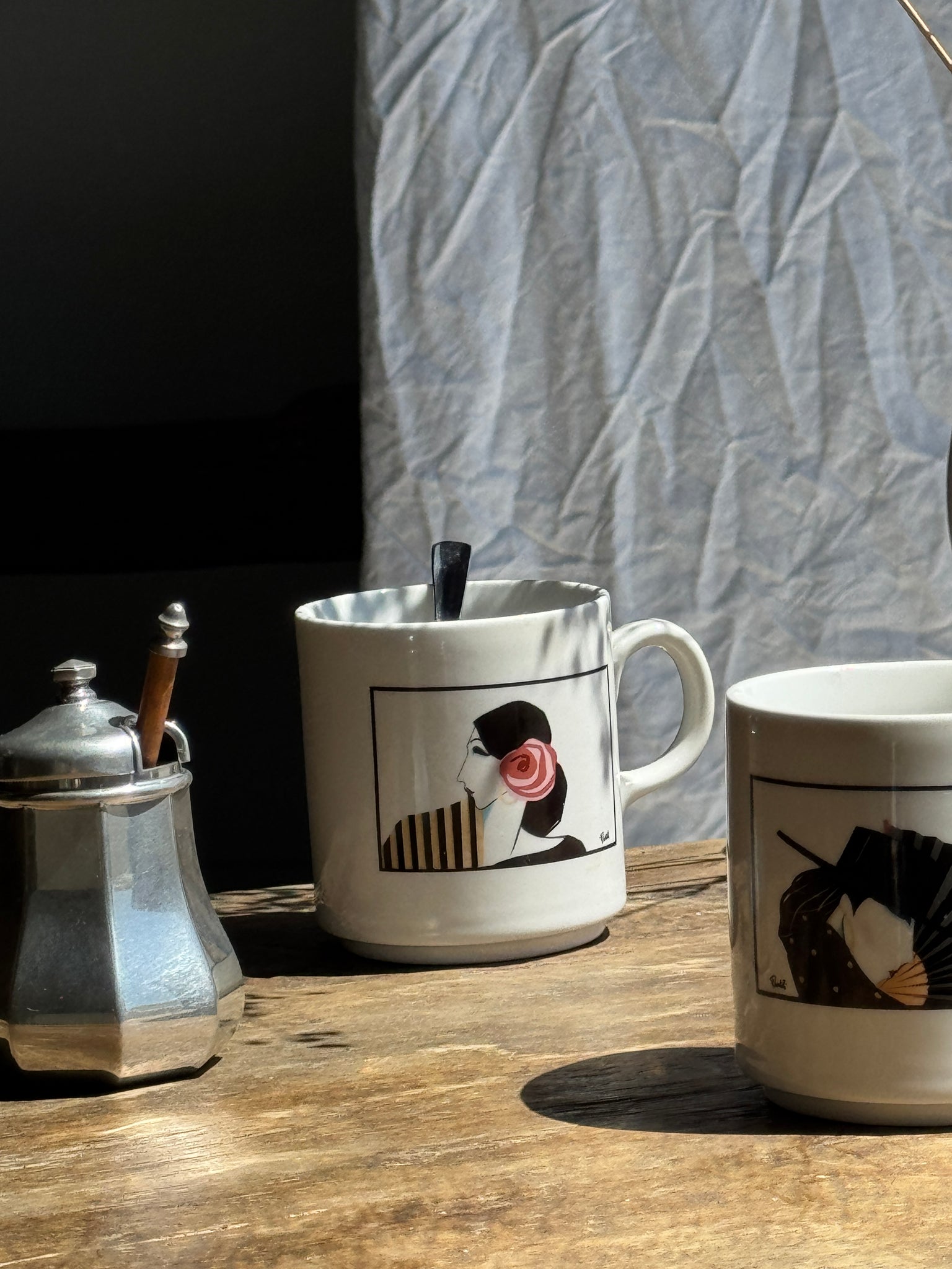 Paire de mugs à motifs de femmes stylisées italienne