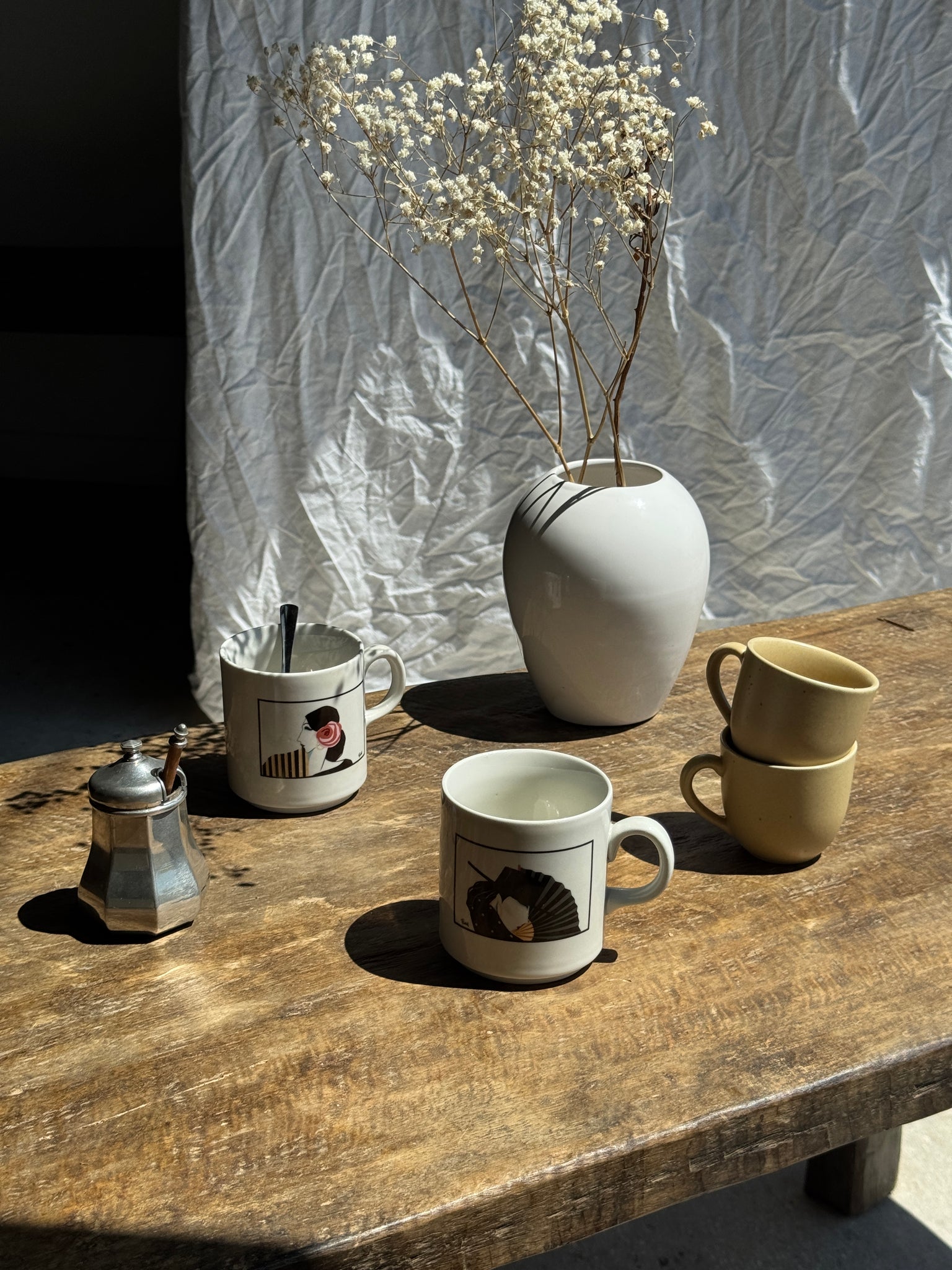 Paire de mugs à motifs de femmes stylisées italienne