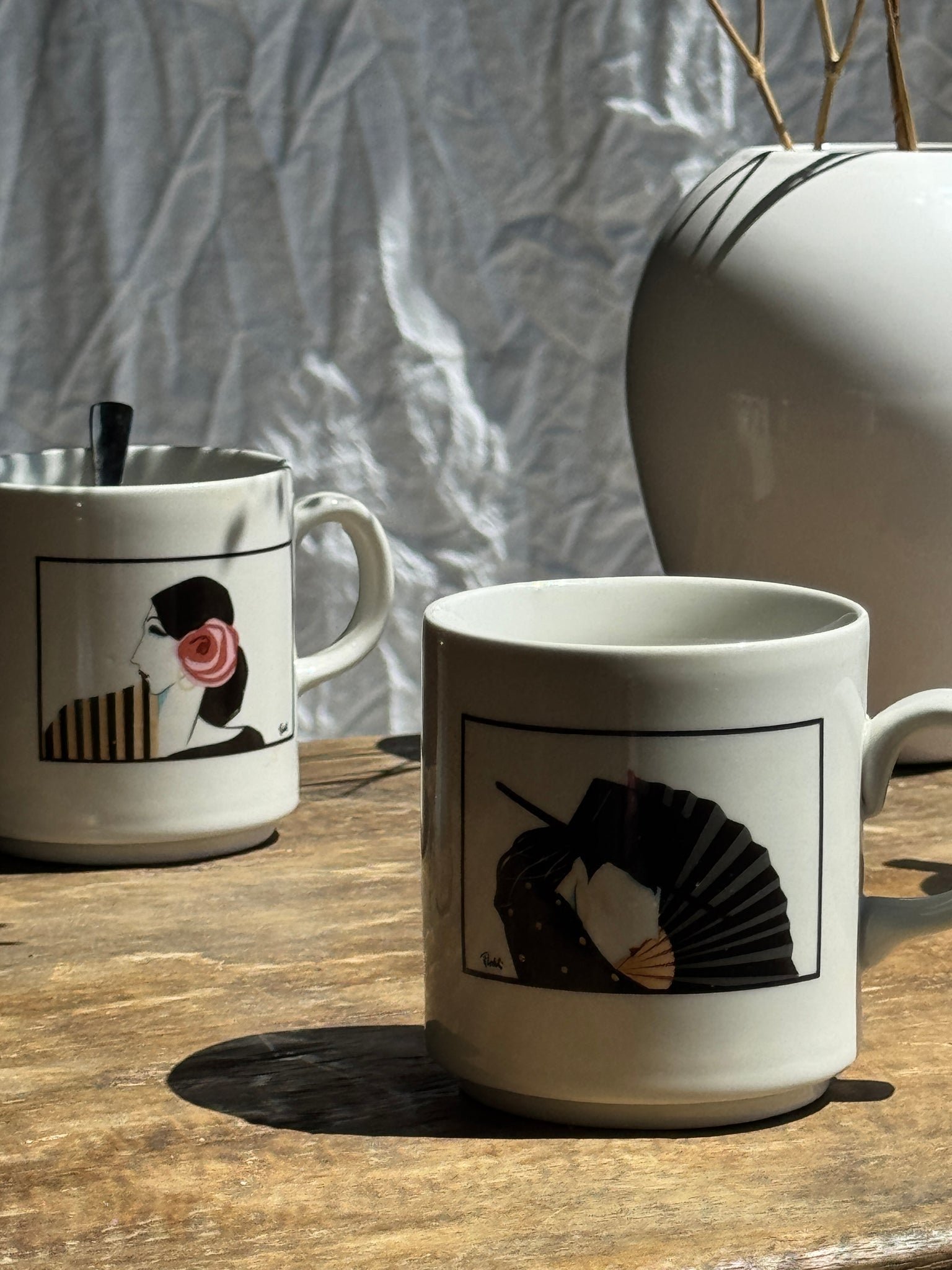 Paire de mugs à motifs de femmes stylisées italienne