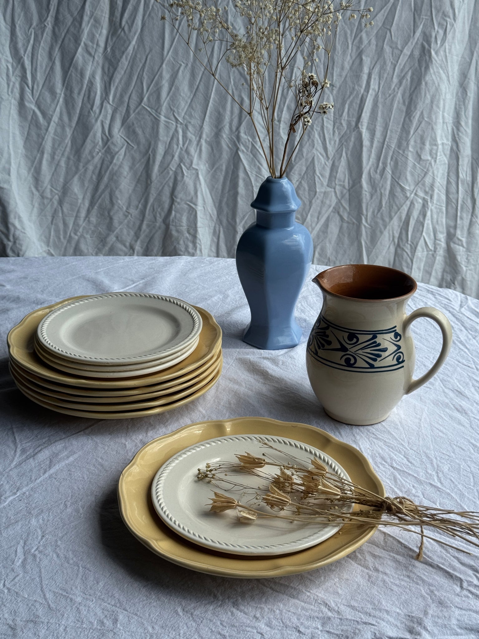 Pichet blanc vintage à frise végétale stylisée bleue H17,5
