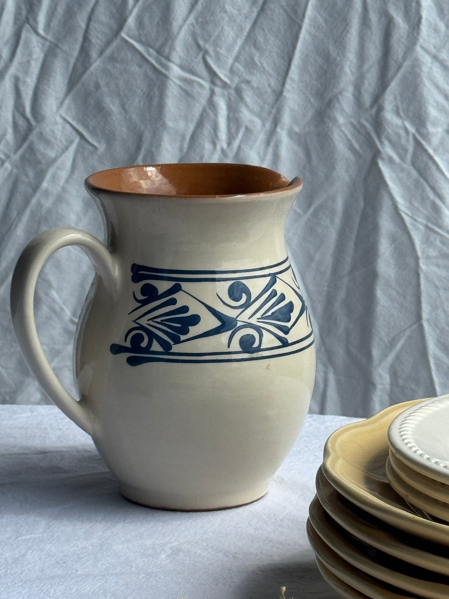 Pichet blanc vintage à frise végétale stylisée bleue H17,5