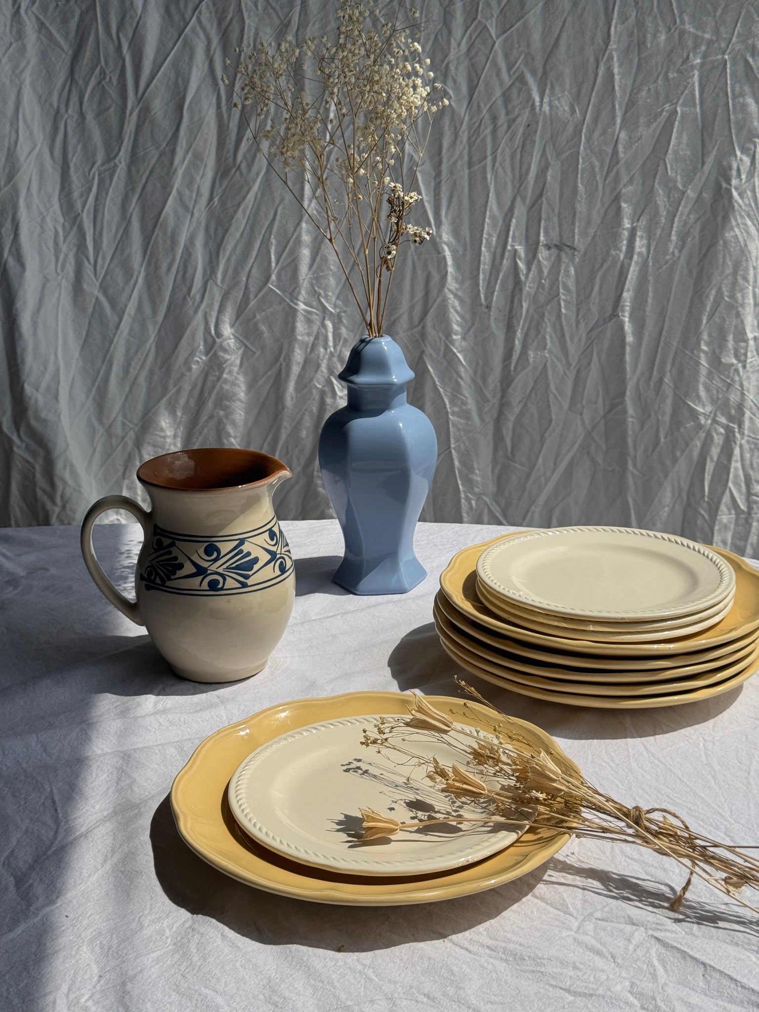 Pichet blanc vintage à frise végétale stylisée bleue H17,5