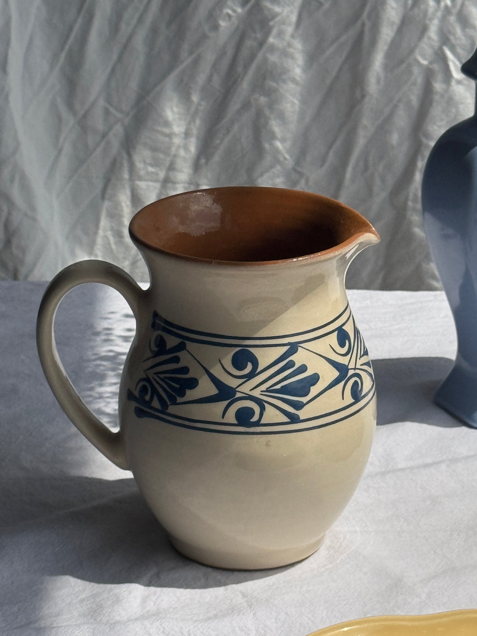 Pichet blanc vintage à frise végétale stylisée bleue H17,5