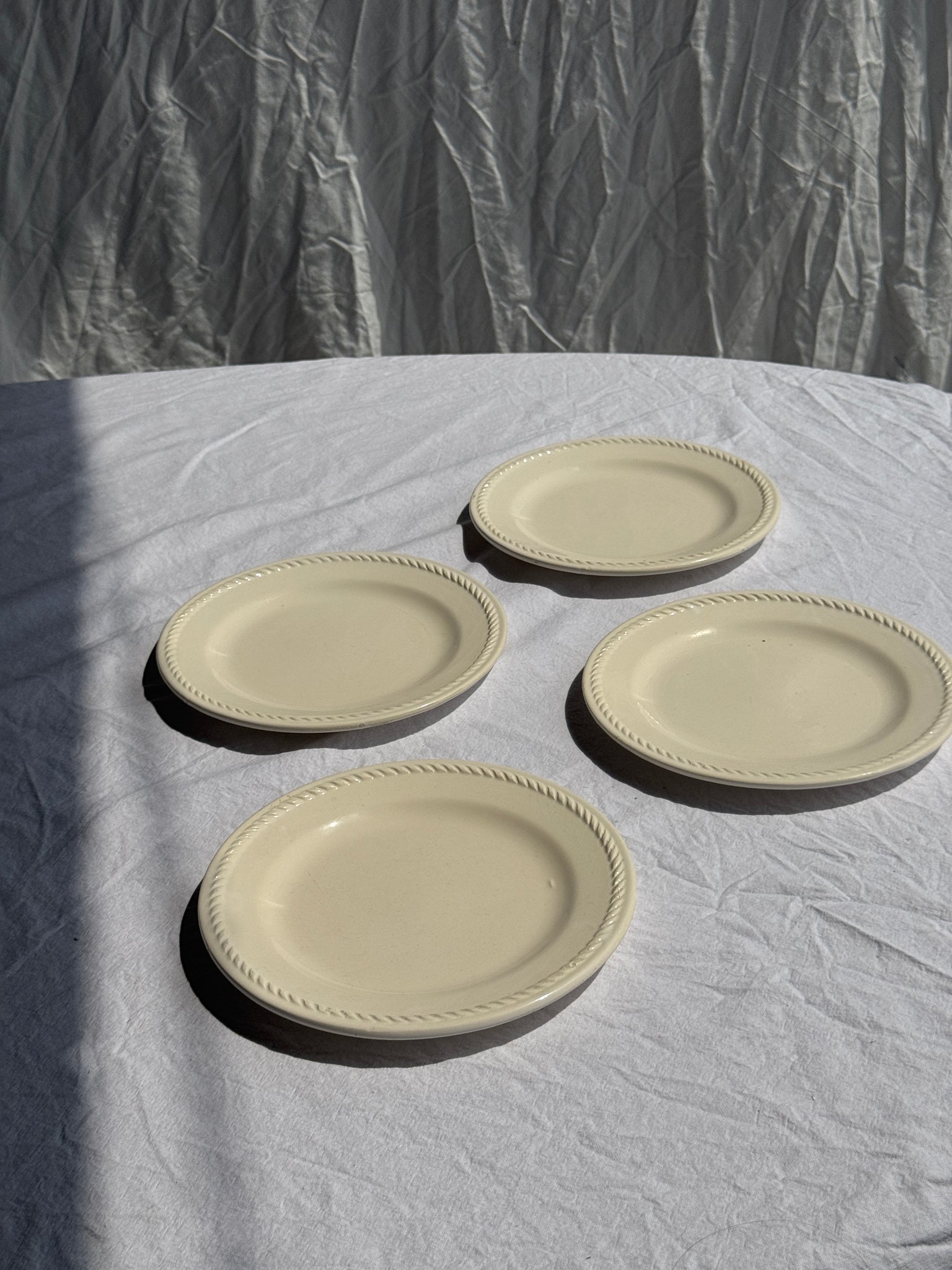 Lot de 4 petites assiettes à dessert blanches vintage D21