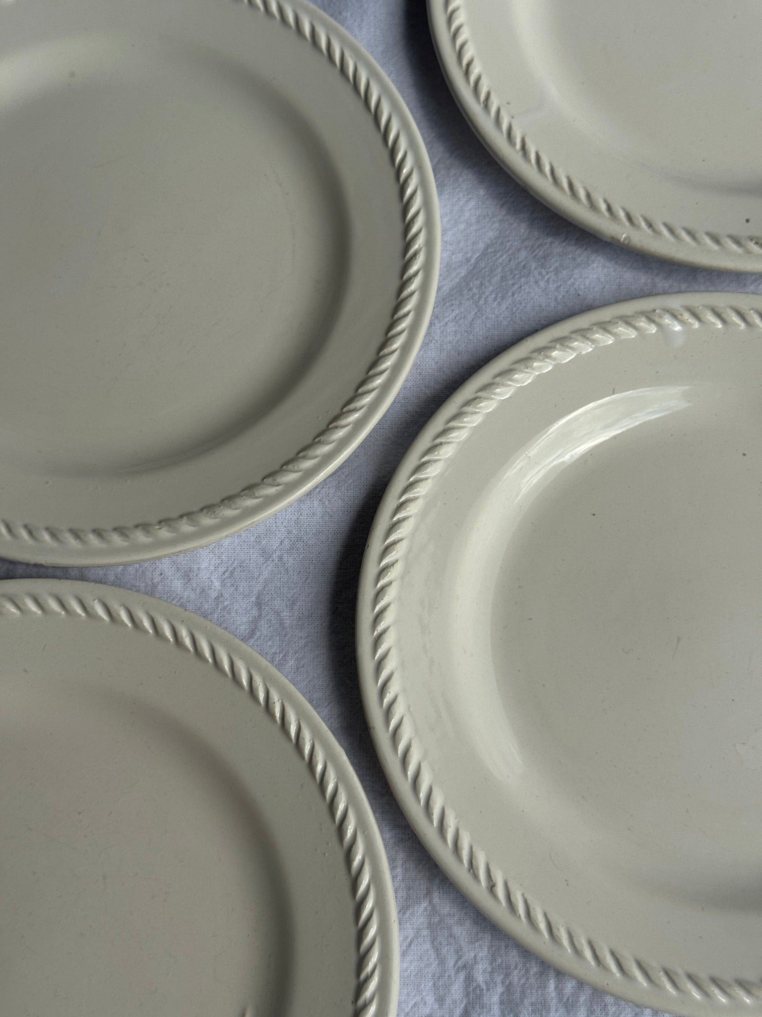 Lot de 4 petites assiettes à dessert blanches vintage D21