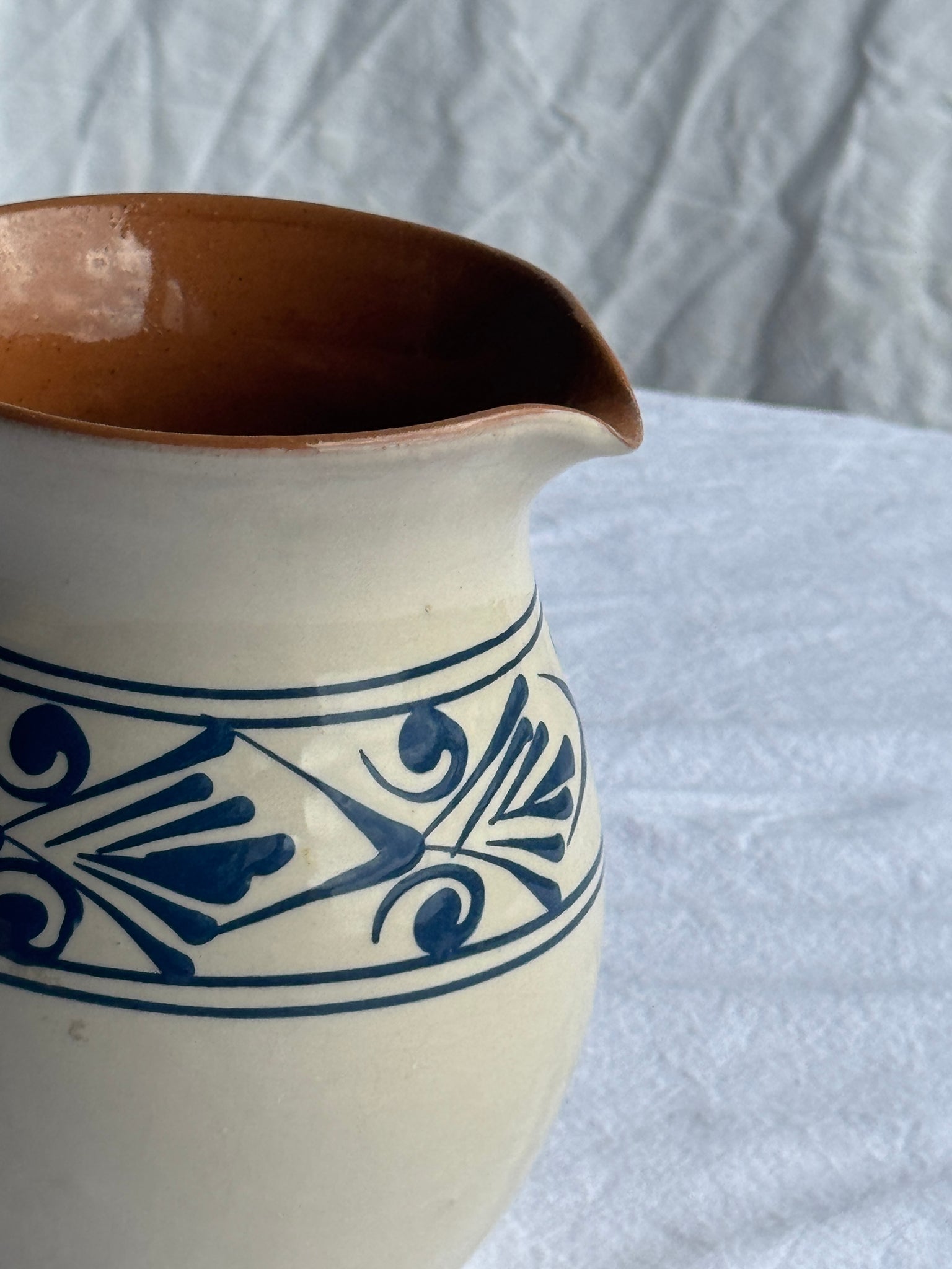 Pichet blanc vintage à frise végétale stylisée bleue H17,5
