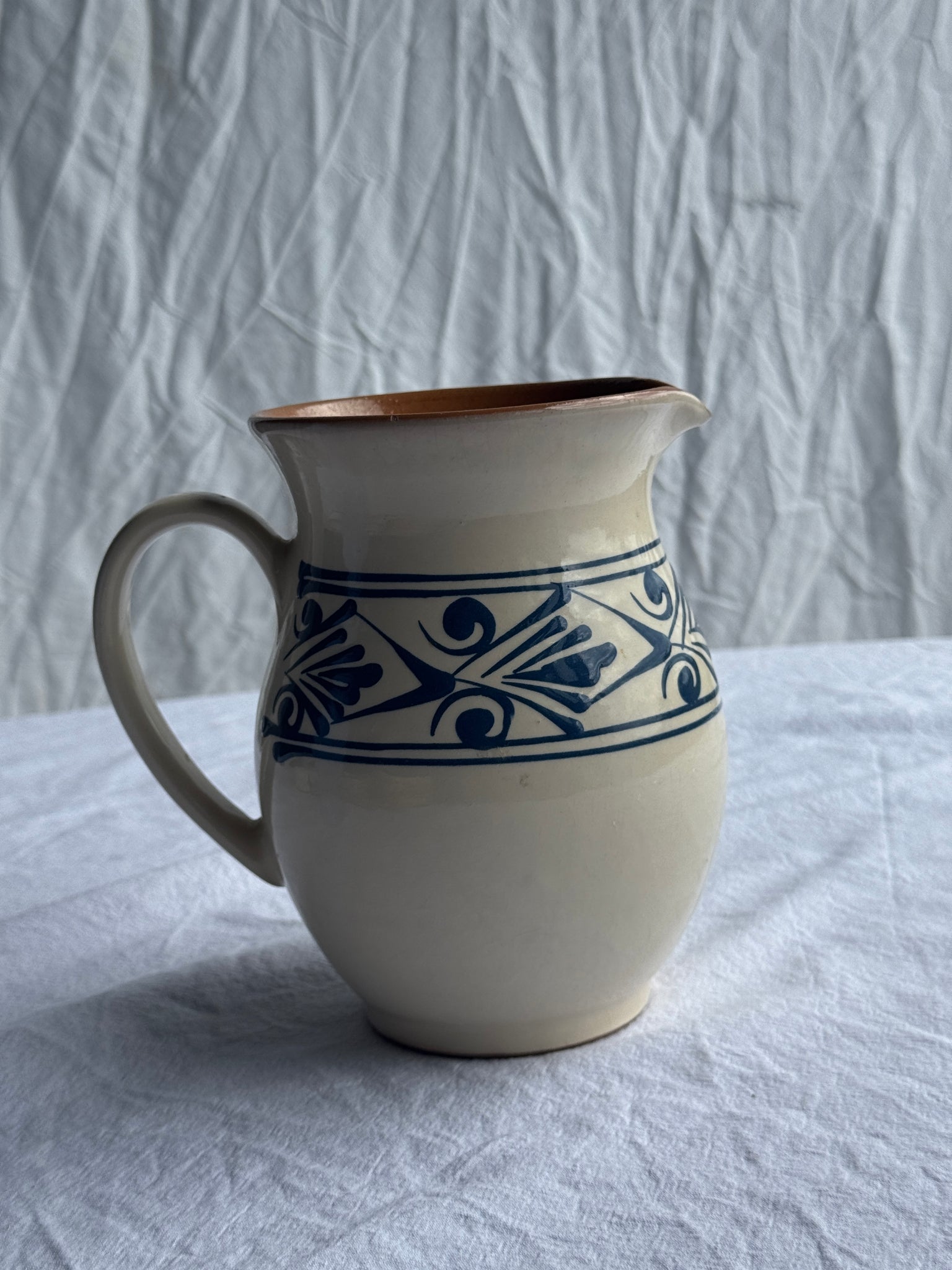 Pichet blanc vintage à frise végétale stylisée bleue H17,5