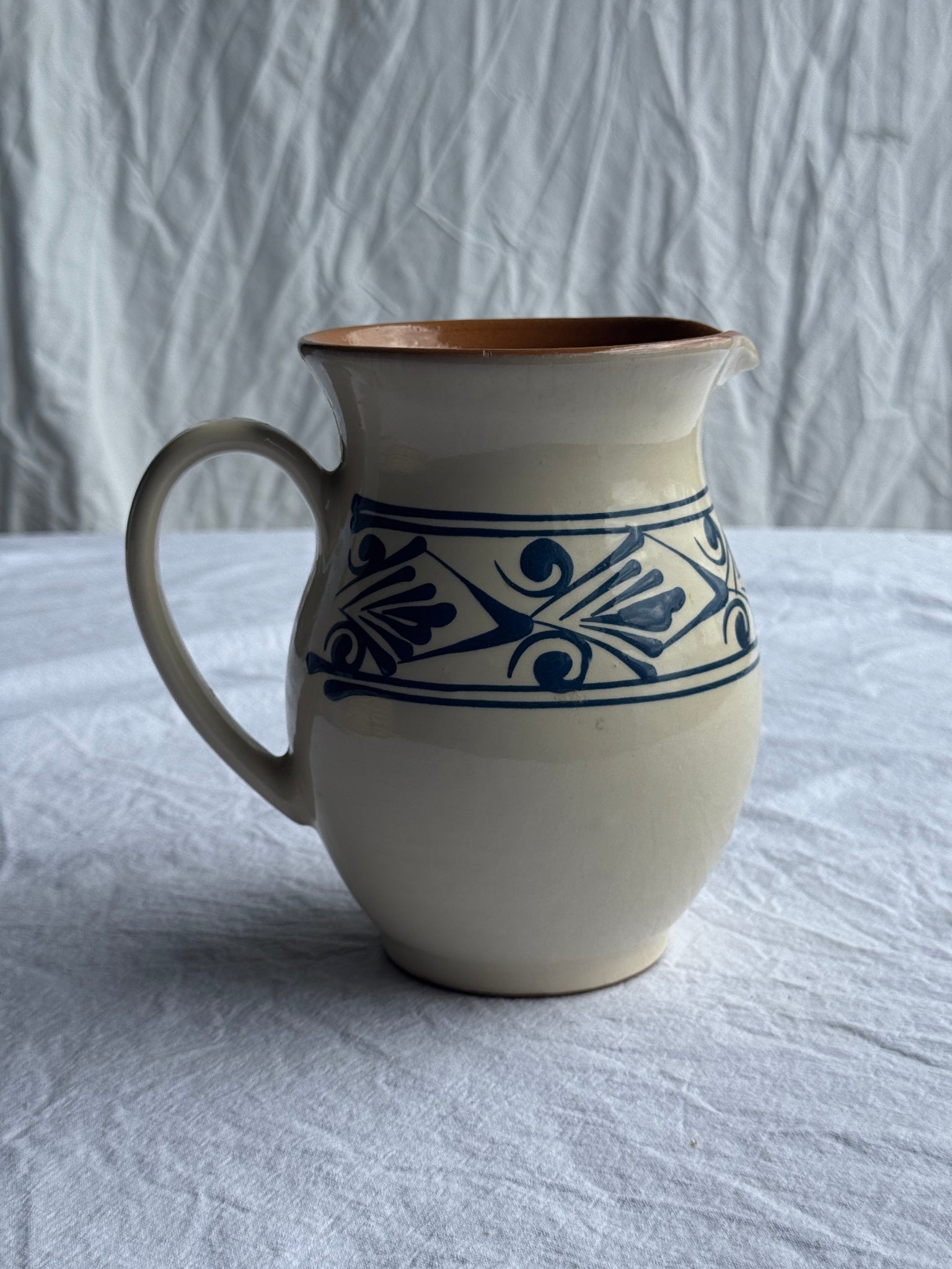 Pichet blanc vintage à frise végétale stylisée bleue H17,5