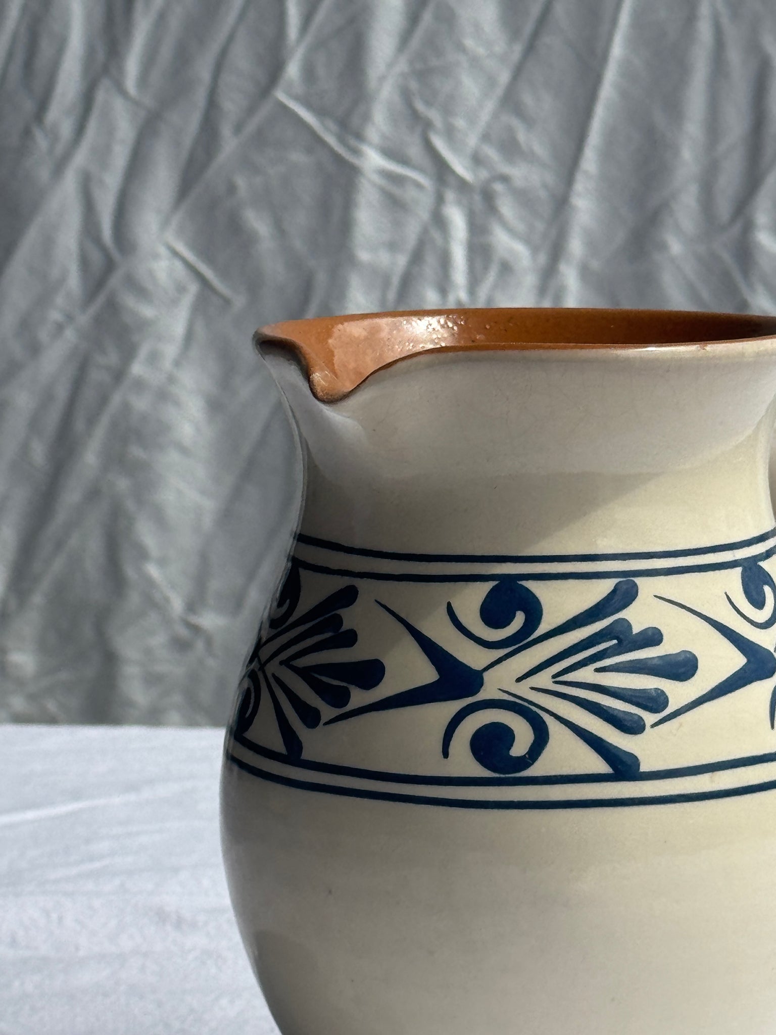 Pichet blanc vintage à frise végétale stylisée bleue H17,5