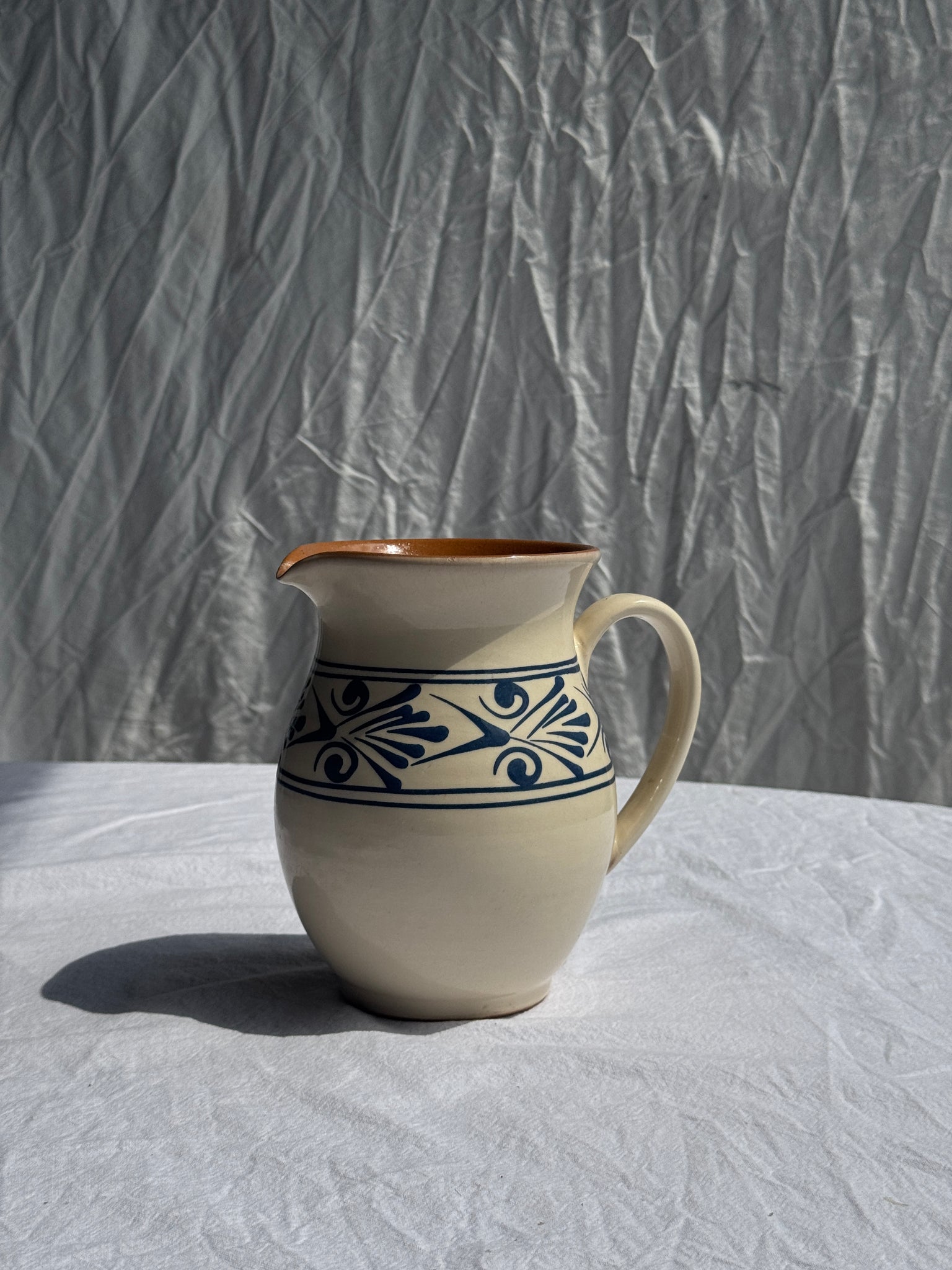 Pichet blanc vintage à frise végétale stylisée bleue H17,5