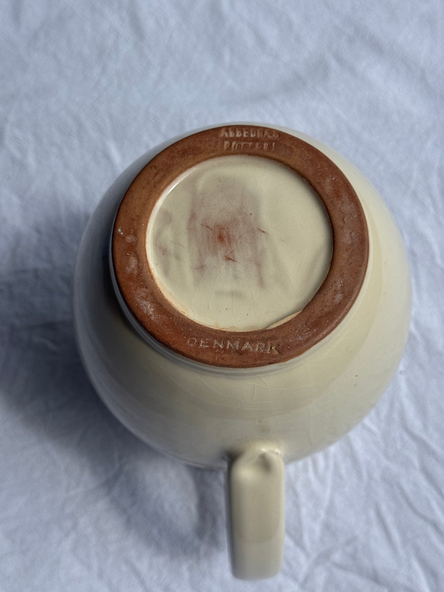 Pichet blanc vintage à frise végétale stylisée bleue H17,5