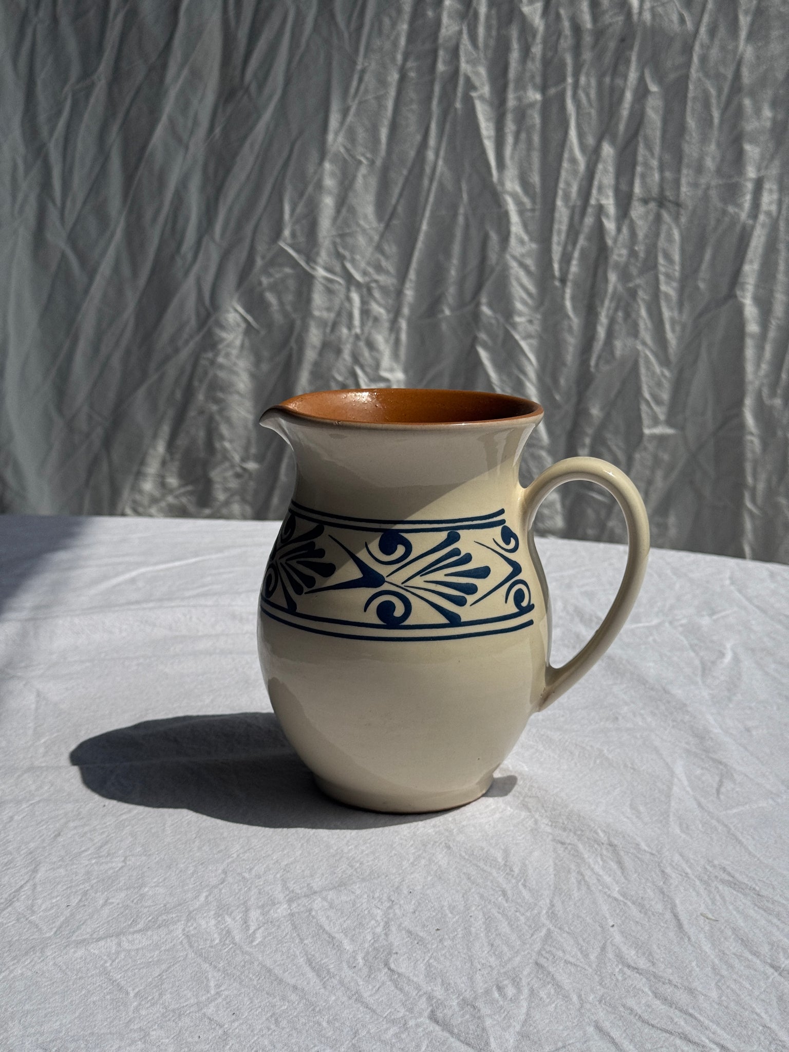 Pichet blanc vintage à frise végétale stylisée bleue H17,5