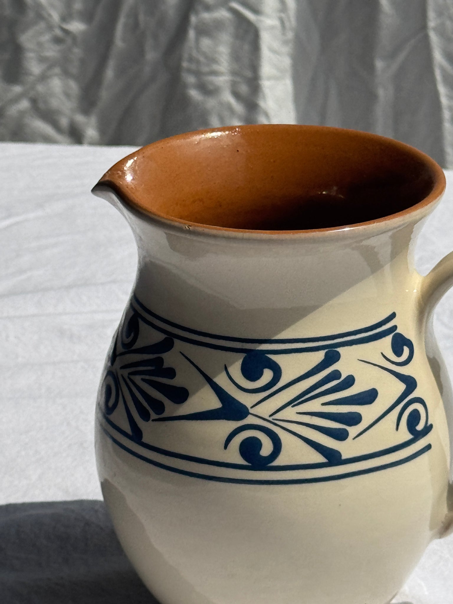 Pichet blanc vintage à frise végétale stylisée bleue H17,5