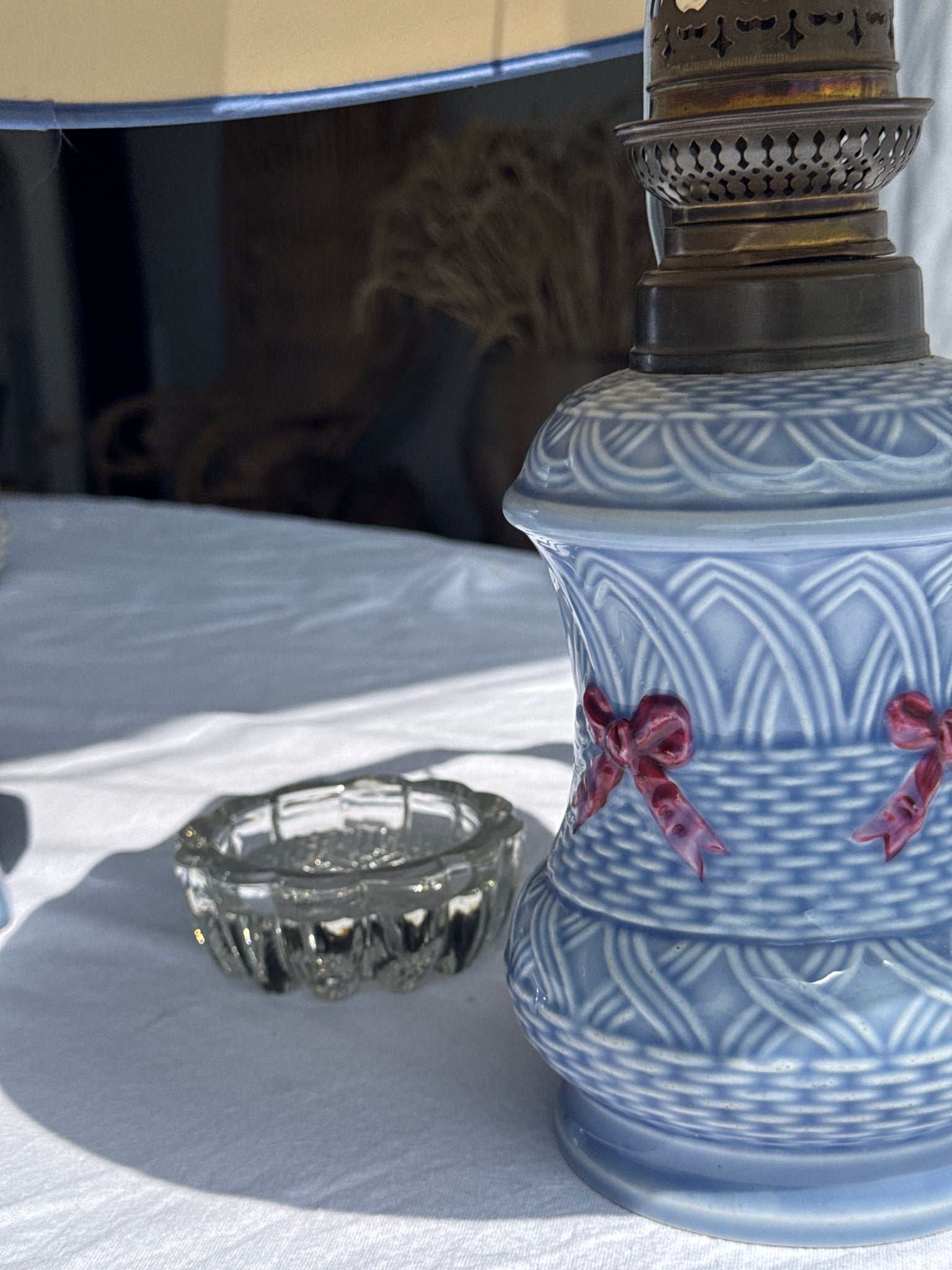 Ancienne petite lampe à pétrole en céramique bleue électrifiée H 44.