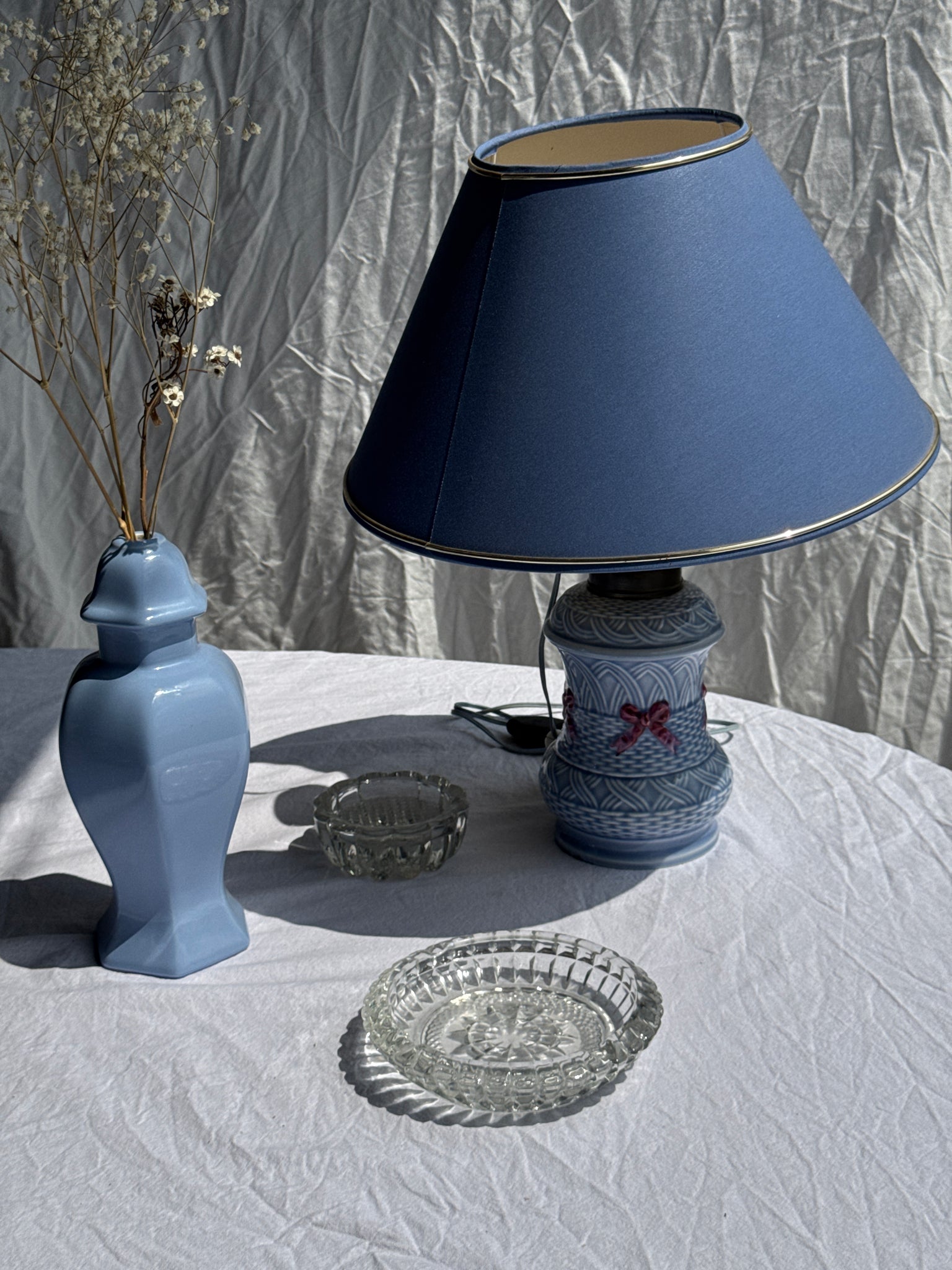 Ancienne petite lampe à pétrole en céramique bleue électrifiée H 44.