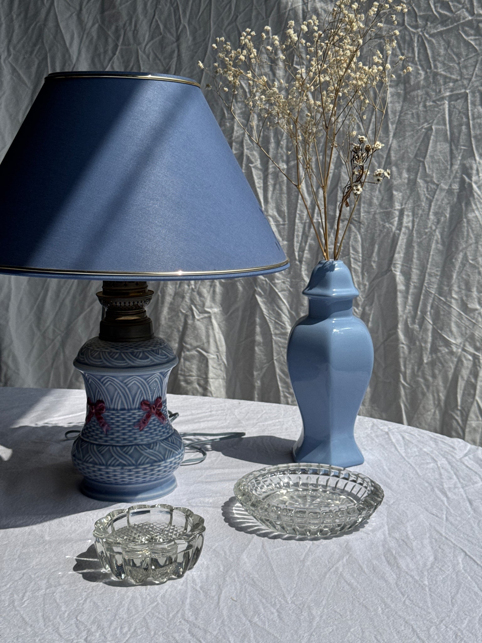 Ancienne petite lampe à pétrole en céramique bleue électrifiée H 44.
